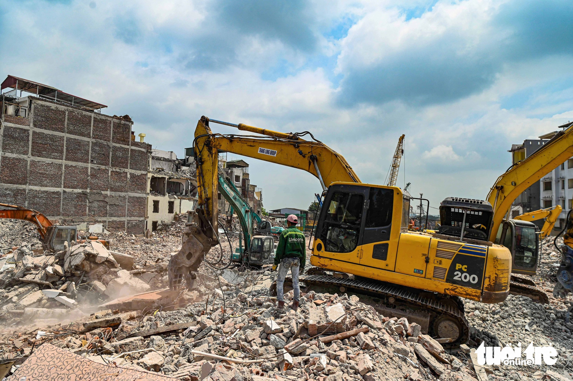 Demolition reshapes central Hanoi neighborhood for $607mn bridge project - Ảnh 10.