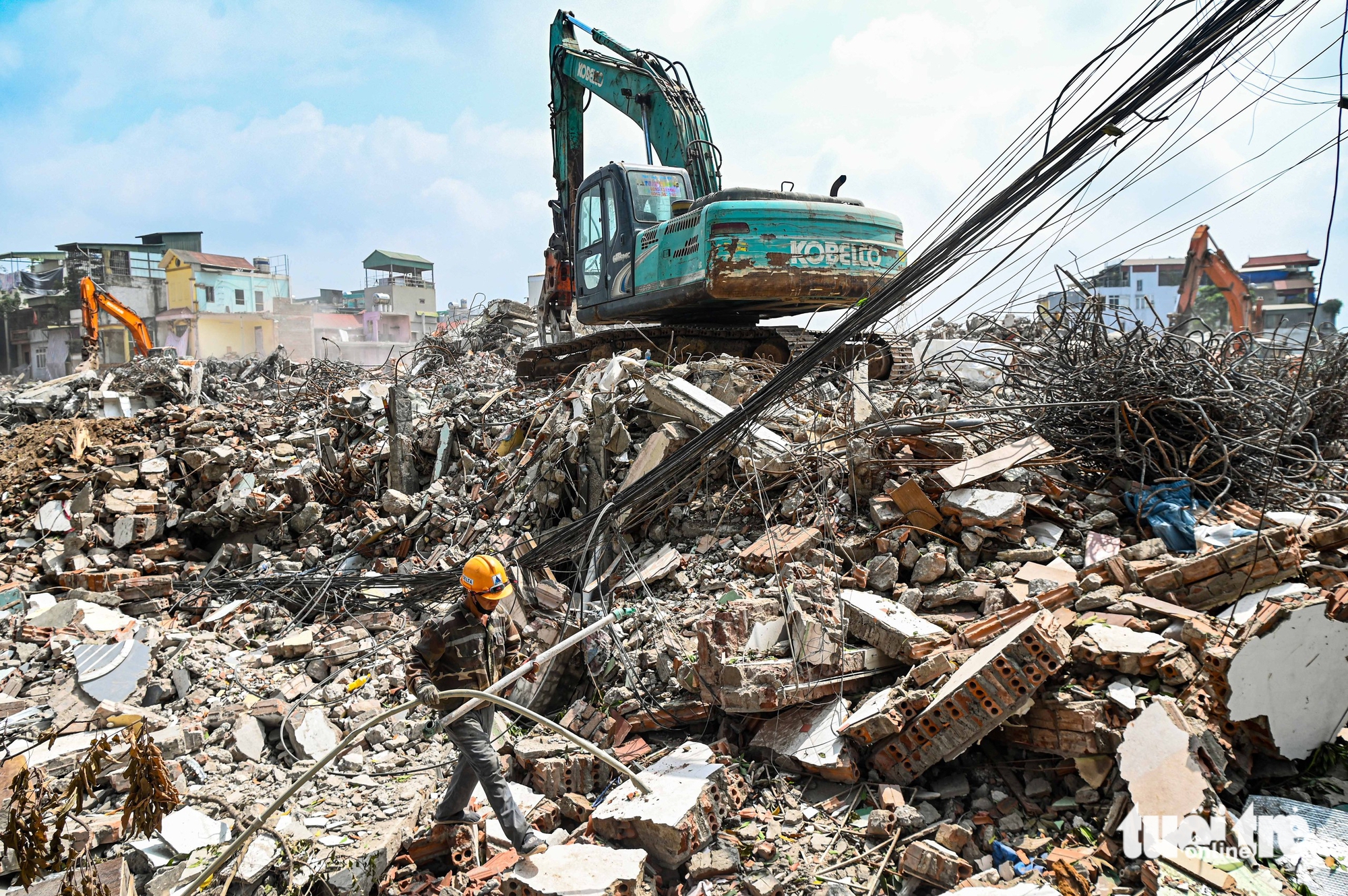 Demolition reshapes central Hanoi neighborhood for $607mn bridge project - Ảnh 13.