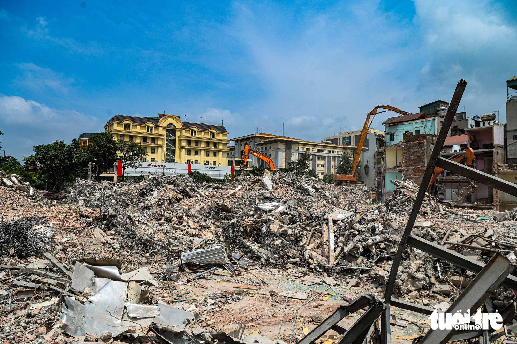 Demolition reshapes central Hanoi neighborhood for $607mn bridge project - Ảnh 3.