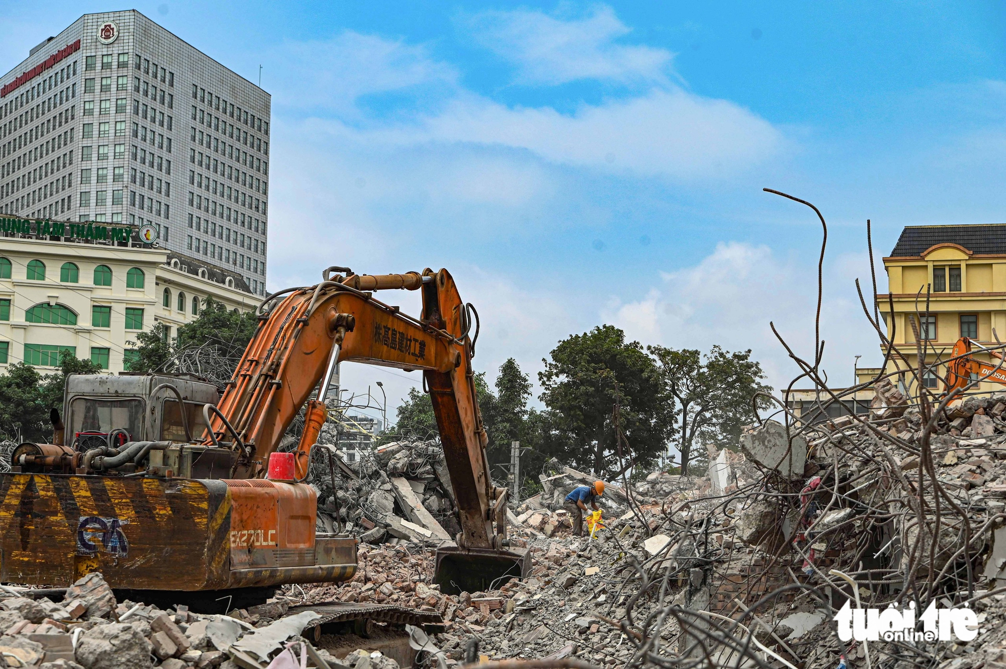 Demolition reshapes central Hanoi neighborhood for $607mn bridge project - Ảnh 12.