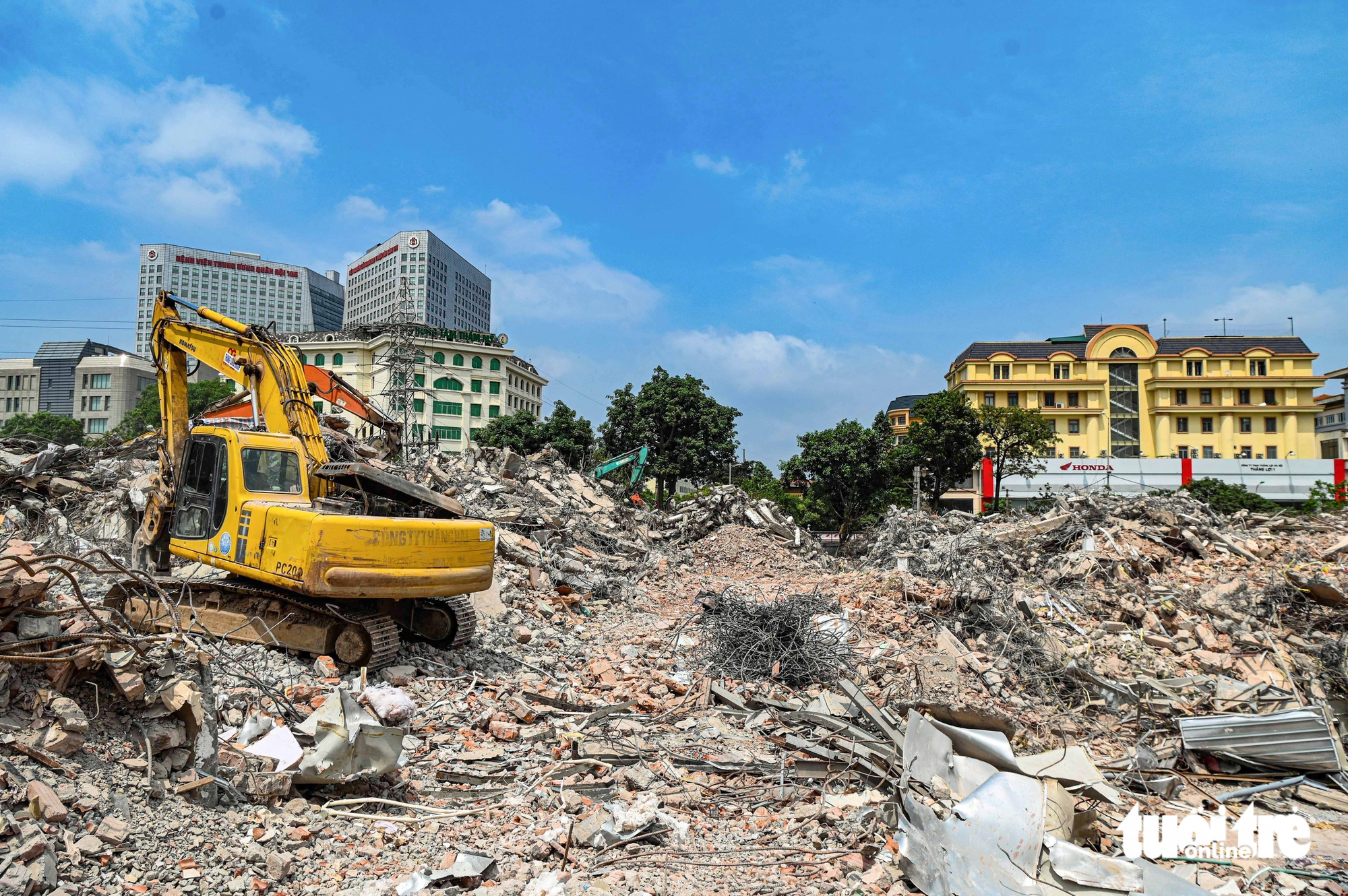 Demolition reshapes central Hanoi neighborhood for $607mn bridge project - Ảnh 6.