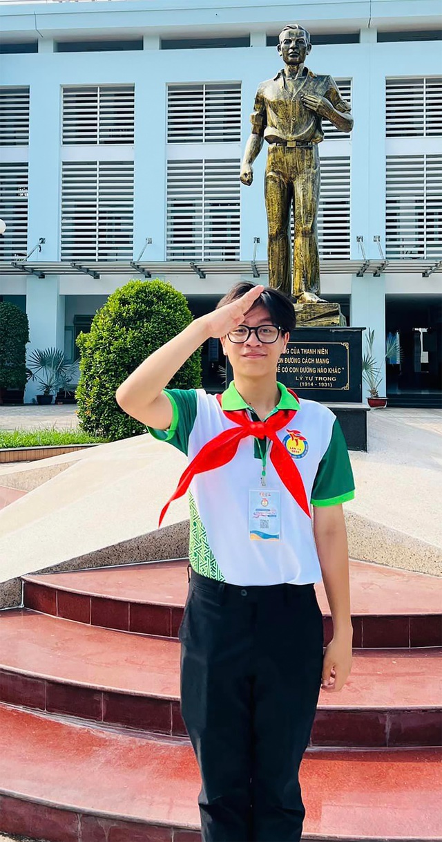 Học sinh Trường THPT Bình Chánh kết nạp Đảng ở tuổi 18- Ảnh 2.