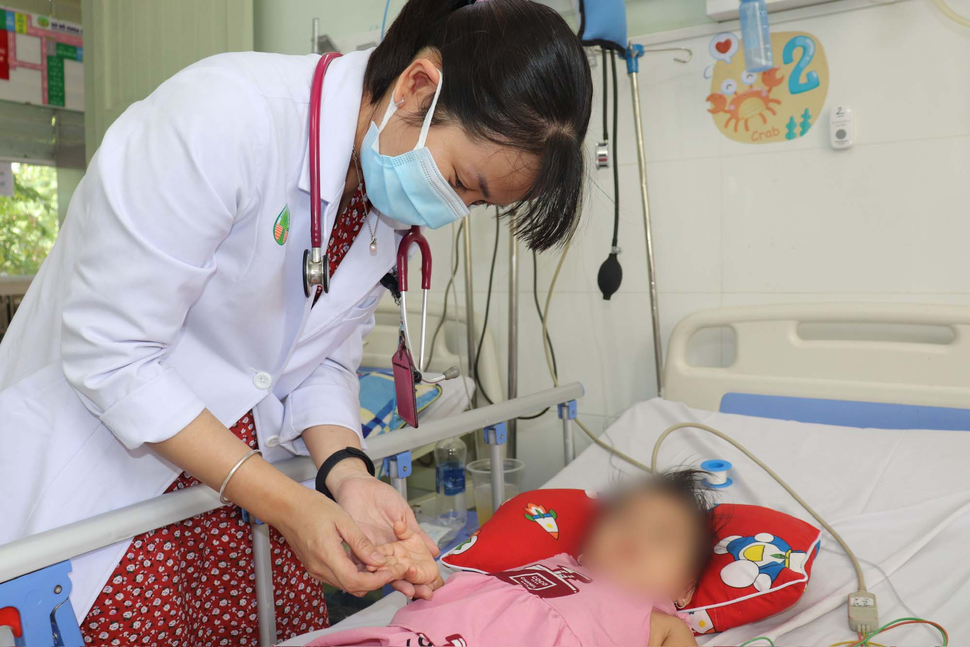 Dán miếng chống say tàu xe, bé 7 tuổi mất kiểm soát hành vi, nói nhảm - Ảnh 1.