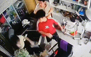 Tạm giữ 2 anh em xông vào tiệm cắt tóc hành hung người mẹ ôm con nhỏ - Ảnh 3.