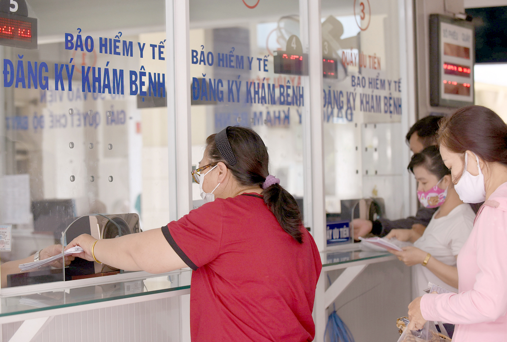Mở rộng phạm vi bảo hiểm y tế: Thêm nhiều thuốc, dịch vụ được quỹ chi trả - Ảnh 2. Mở rộng phạm vi bảo hiểm y tế: Thêm nhiều thuốc, dịch vụ được quỹ chi trả - Ảnh 2.