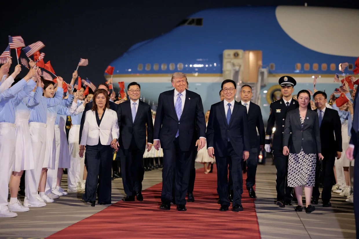 Những hình ảnh đáng nhớ trong chuyến thăm Trung Quốc của ông Trump - Ảnh 2.