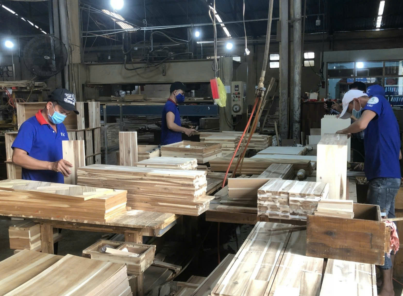 Đồ gỗ xuất khẩu của Việt Nam 'bùng nổ' ở thị trường Trung Quốc - Ảnh 1.