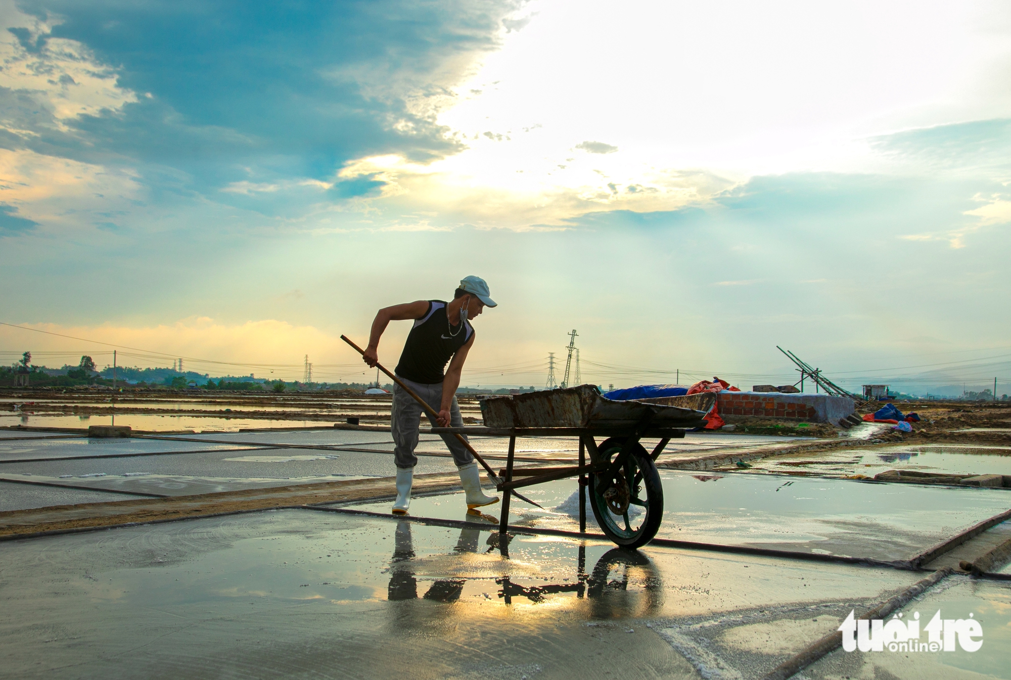 Diêm dân 'cõng nắng' mưu sinh trên cánh đồng muối cuối cùng dưới chân đèo Ngang - Ảnh 13.