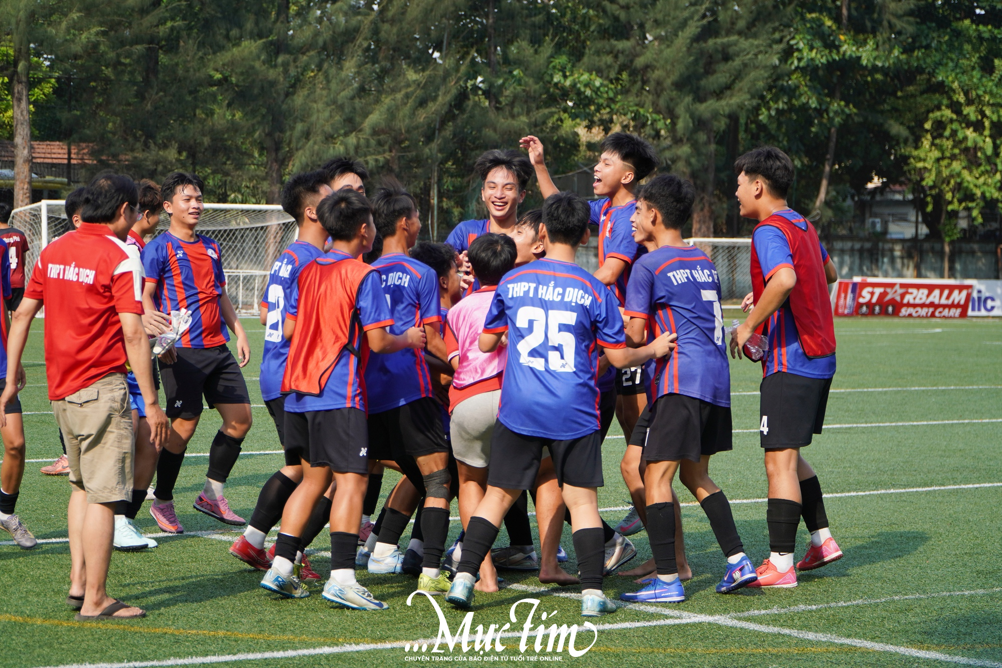 Trường THPT Hắc Dịch ngược dòng kịch tính, vào chung kết bóng đá nam - Ảnh 1.