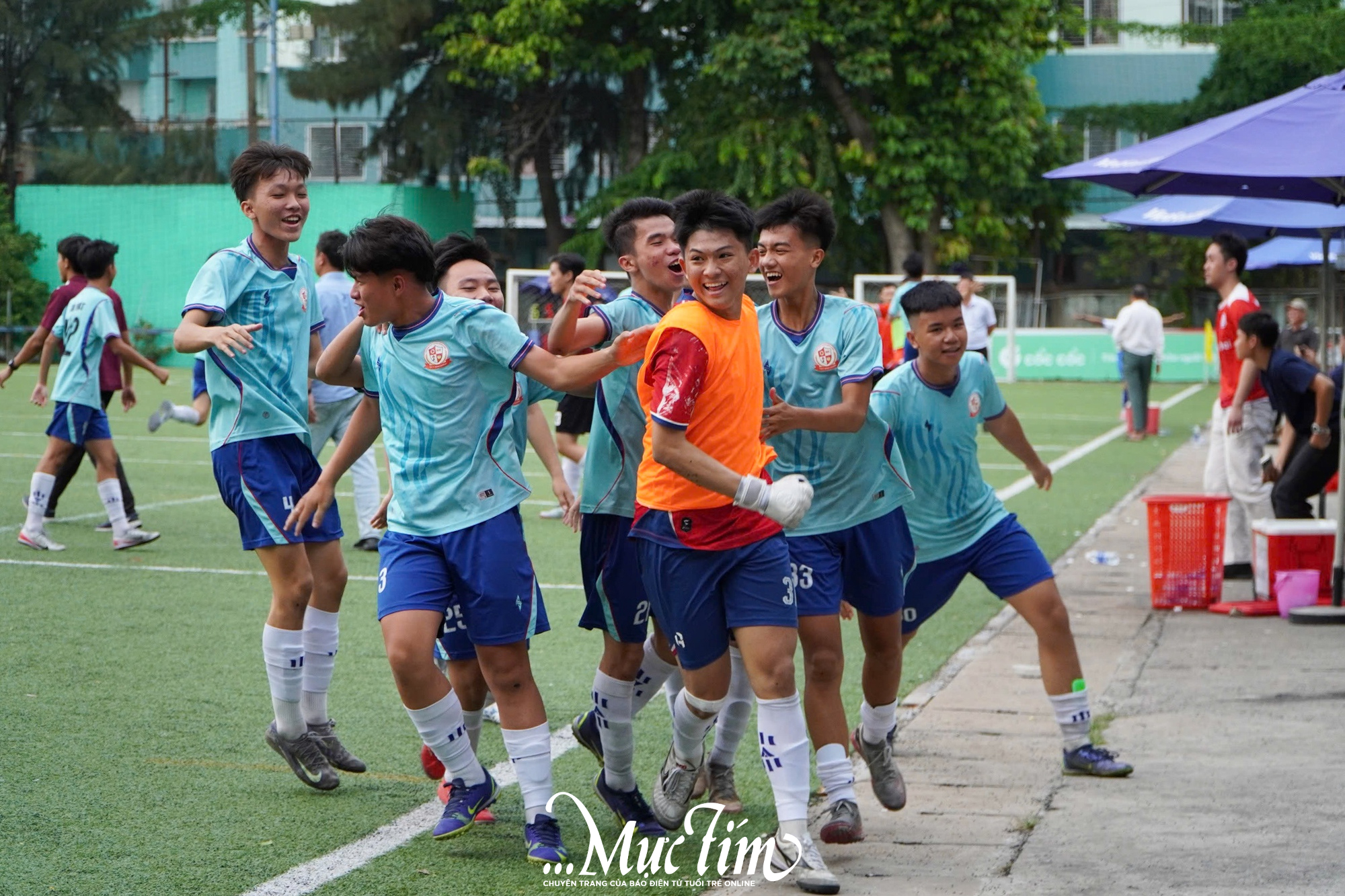 Thắng trên chấm luân lưu, Trường PTNK TDTT Bình Chánh vào chung kết bóng đá nam - Ảnh 4.