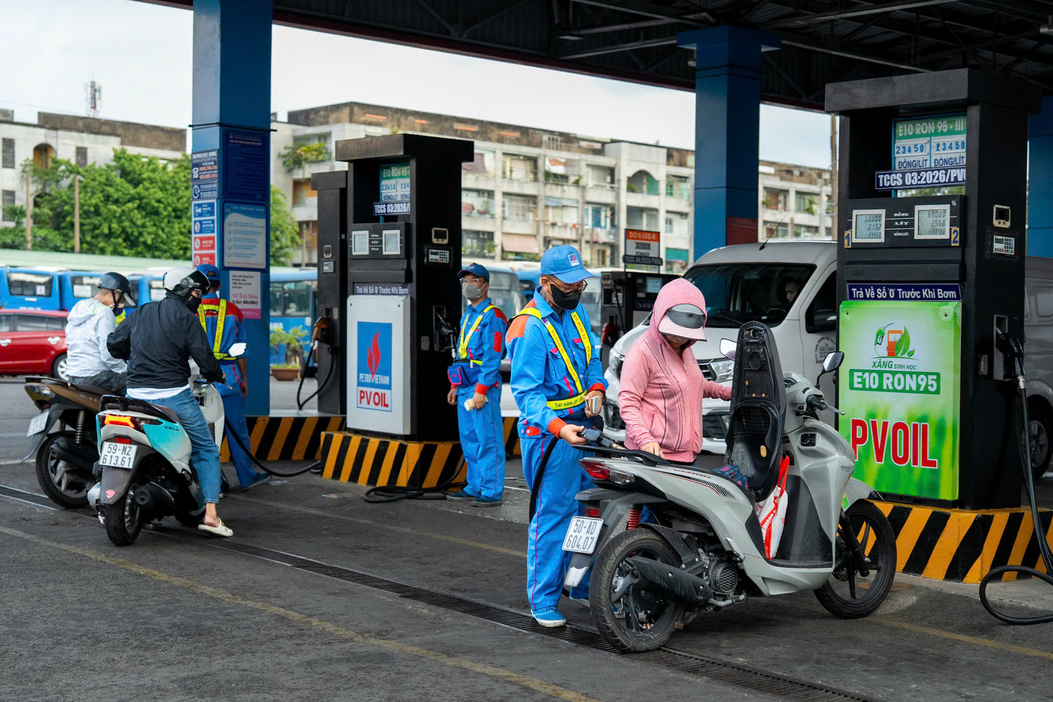 Xăng E10 được bán diện rộng tại PVOIL Sài Gòn, những phản hồi đầu tiên của khách hàng - Ảnh 2.