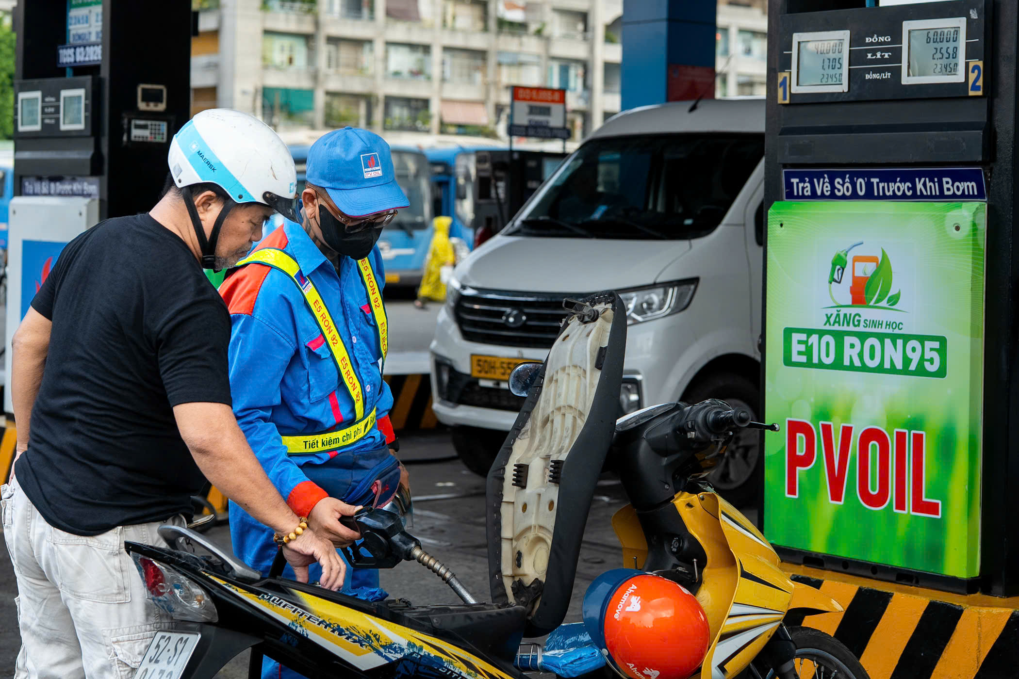 Xăng E10 được bán diện rộng tại PVOIL Sài Gòn, những phản hồi đầu tiên của khách hàng - Ảnh 1.
