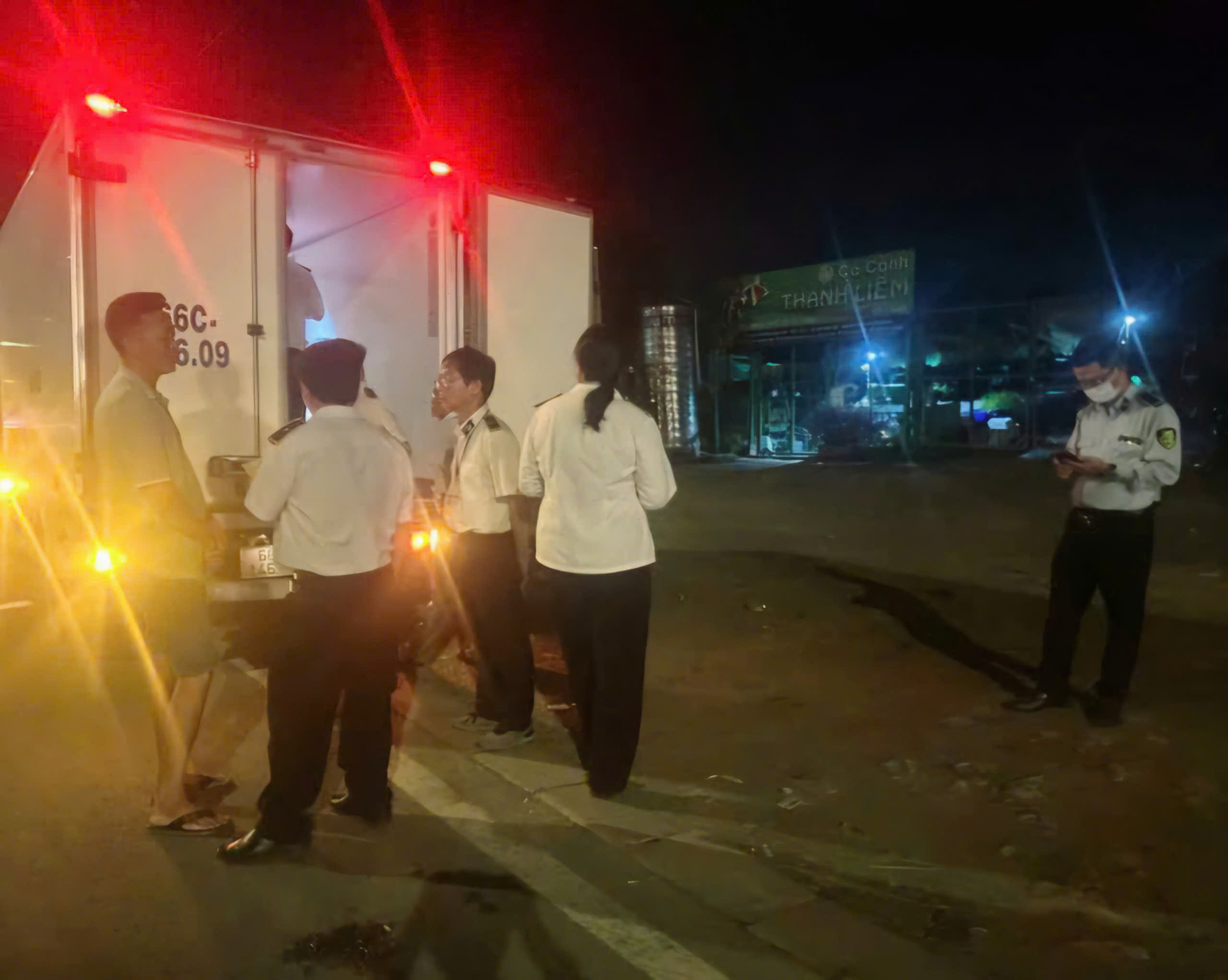 Liên tiếp chặn bắt các vụ vận chuyển thịt heo, gà bẩn vào TP.HCM tiêu thụ - Ảnh 1.