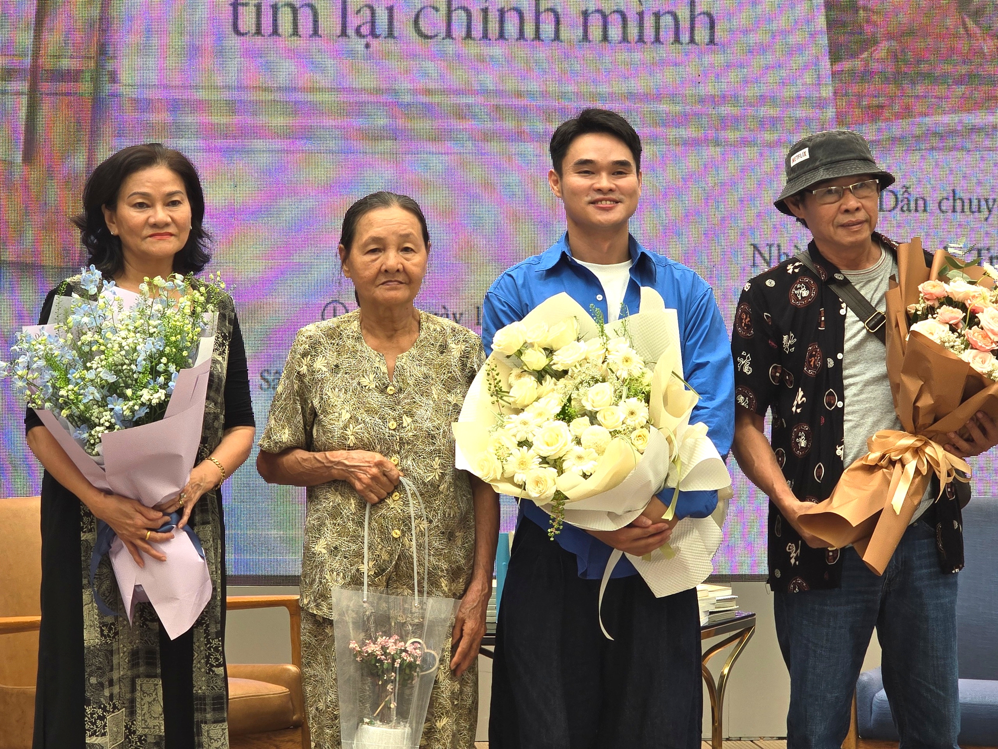 bám váy mẹ - Ảnh 1.
