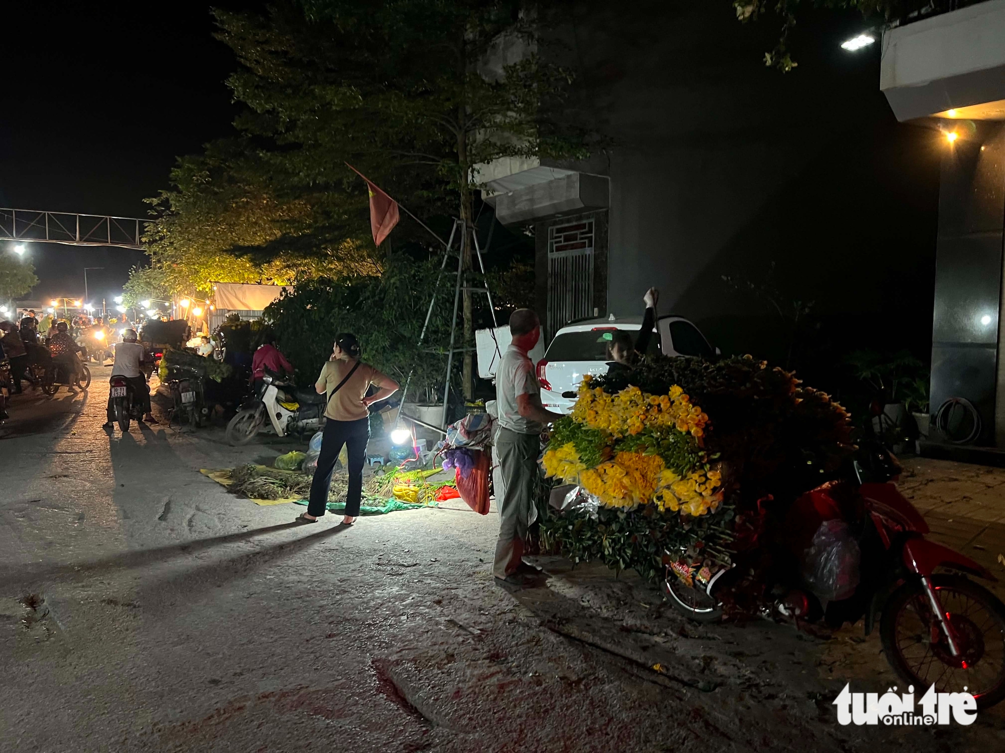Khu chợ 'chui' quy mô khủng hoạt động thâu đêm sau nghĩa trang ở Hà Nội, được cảnh giới nghiêm ngặt - Ảnh 2.