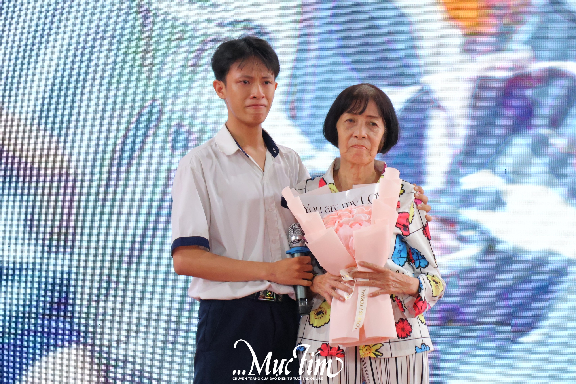Nam sinh Trường THPT Phan Đăng Lưu cảm ơn bà ngoại tại lễ tri ân và trưởng thành: "Con hứa sẽ sống tử tế" - Ảnh 1.