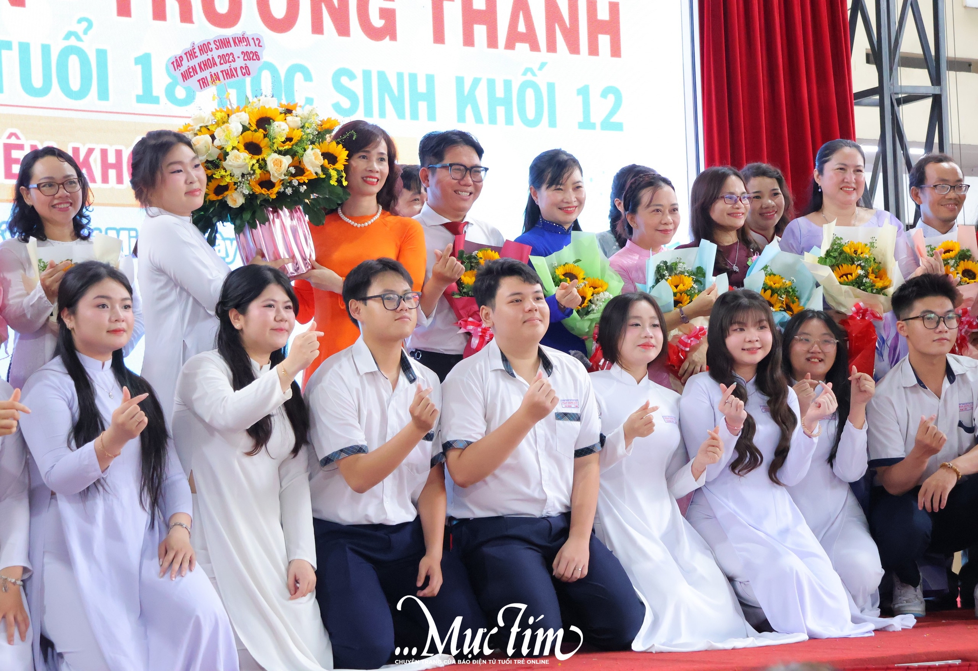 Nam sinh Trường THPT Phan Đăng Lưu cảm ơn bà ngoại tại lễ tri ân và trưởng thành: "Con hứa sẽ sống tử tế" - Ảnh 3.