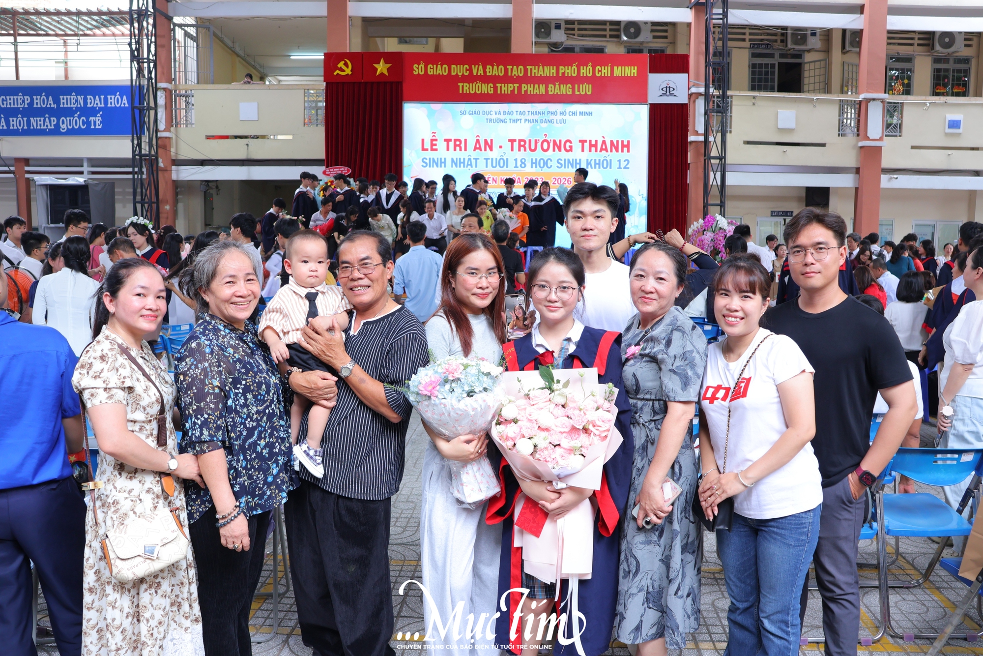 Nam sinh Trường THPT Phan Đăng Lưu cảm ơn bà ngoại tại lễ tri ân và trưởng thành: "Con hứa sẽ sống tử tế" - Ảnh 5.
