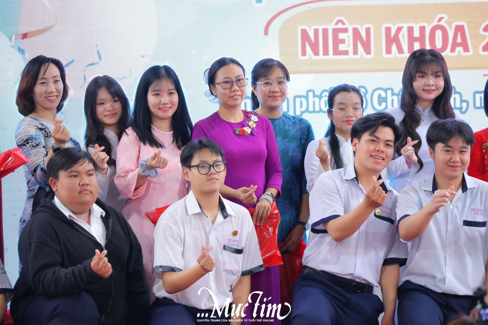 Nam sinh Trường THPT Phan Đăng Lưu cảm ơn bà ngoại tại lễ tri ân và trưởng thành: "Con hứa sẽ sống tử tế" - Ảnh 6.