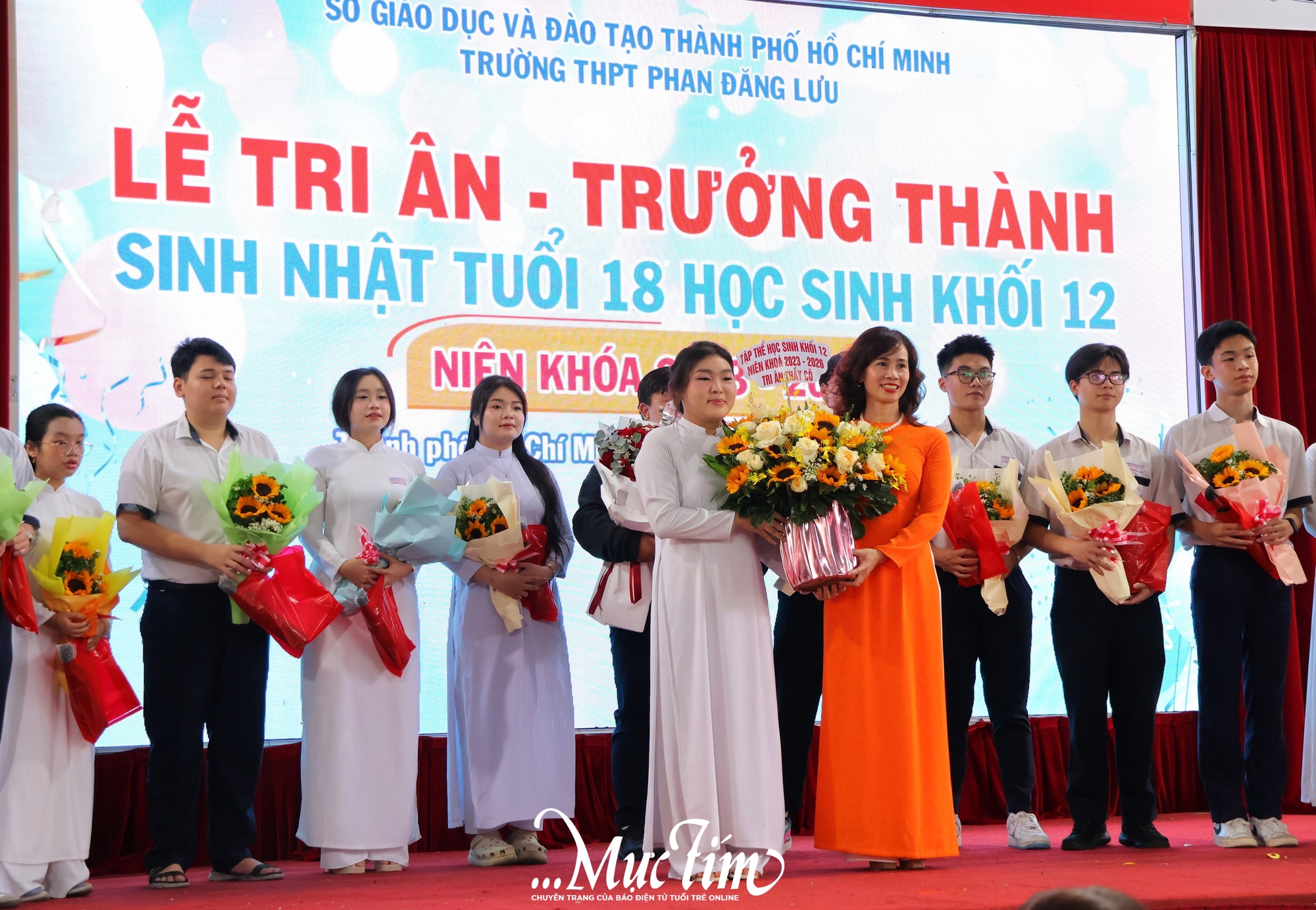Nam sinh Trường THPT Phan Đăng Lưu cảm ơn bà ngoại tại lễ tri ân và trưởng thành: "Con hứa sẽ sống tử tế" - Ảnh 8.