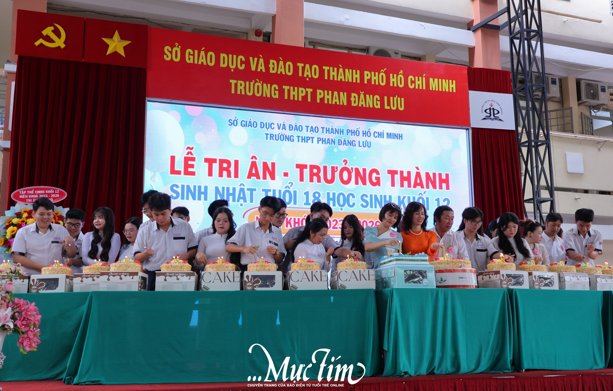 Nam sinh Trường THPT Phan Đăng Lưu cảm ơn bà ngoại tại lễ tri ân và trưởng thành: "Con hứa sẽ sống tử tế" - Ảnh 9.
