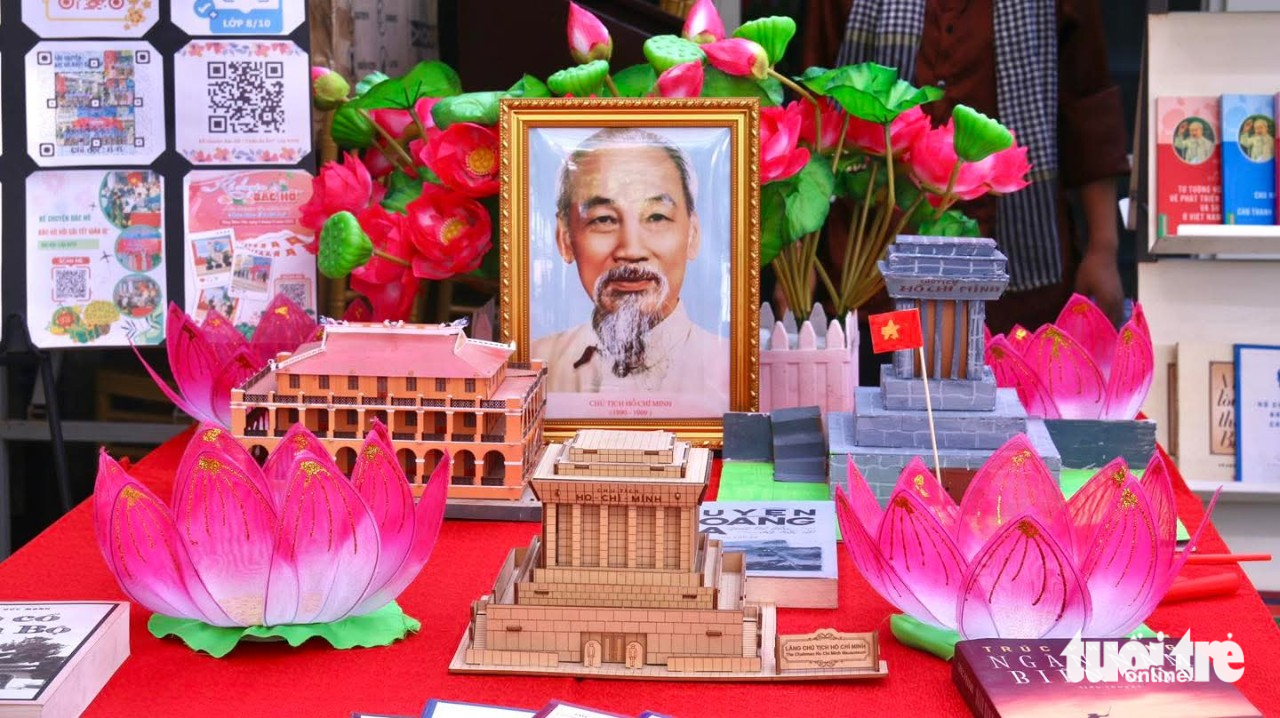 Tham quan, học tập tại Không gian văn hóa Hồ Chí Minh ở Đường sách Thành phố Thủ Đức - Ảnh 1.