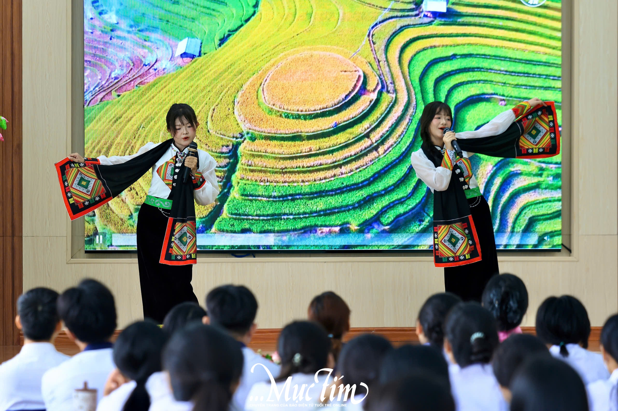 Teen Trường THPT Củ Chi kể chuyện giữ gìn bản sắc văn hóa dân tộc qua âm nhạc và thời trang- Ảnh 1.