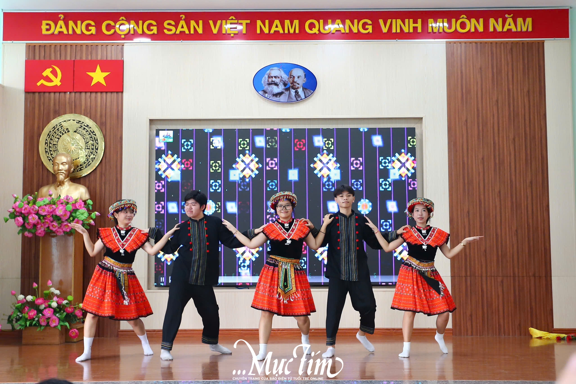 Teen Trường THPT Củ Chi kể chuyện giữ gìn bản sắc văn hóa dân tộc qua âm nhạc và thời trang- Ảnh 2.