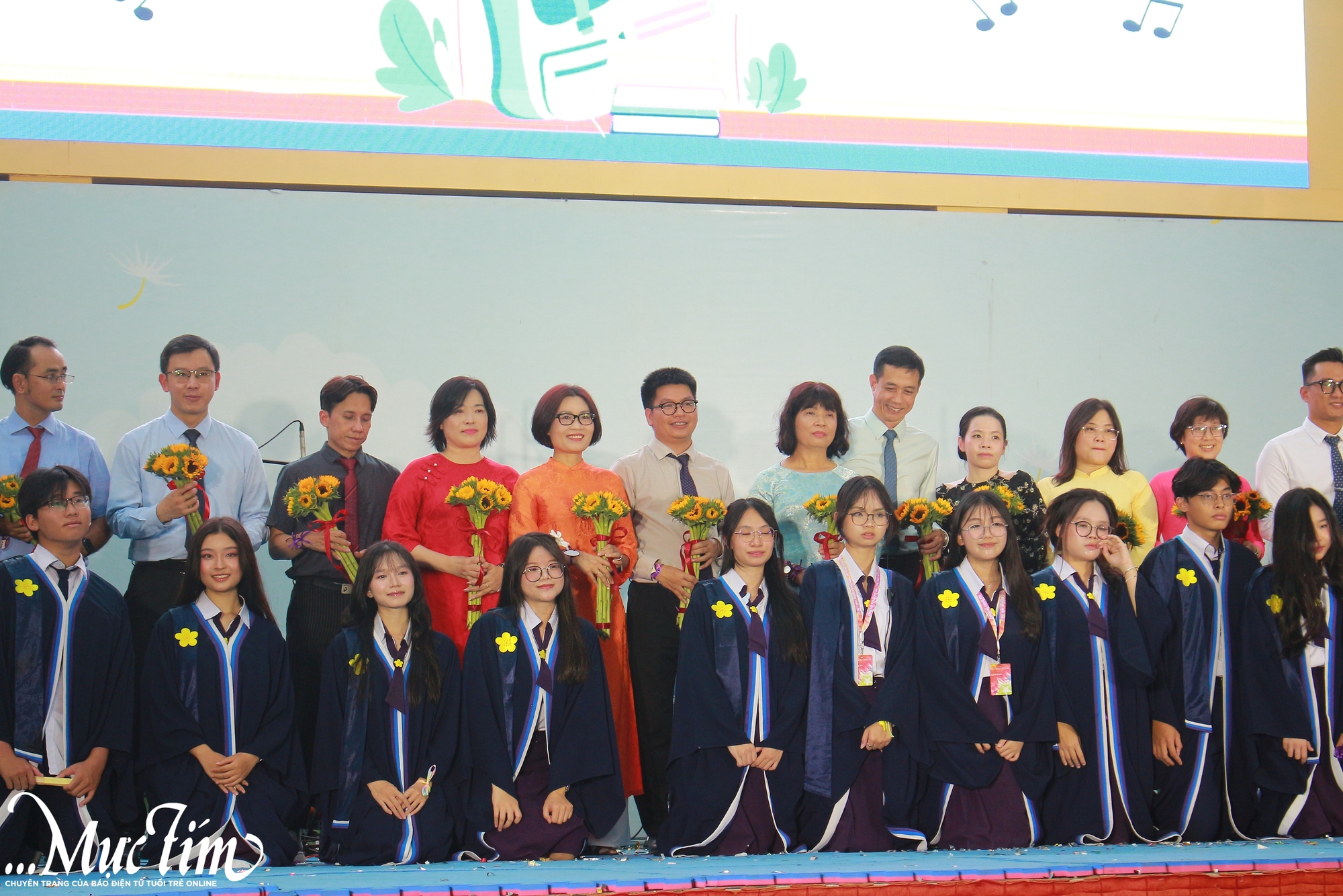 Học sinh Trường THPT Nguyễn Thị Minh Khai hát nhạc tự sáng tác trong lễ trưởng thành - Ảnh 2.