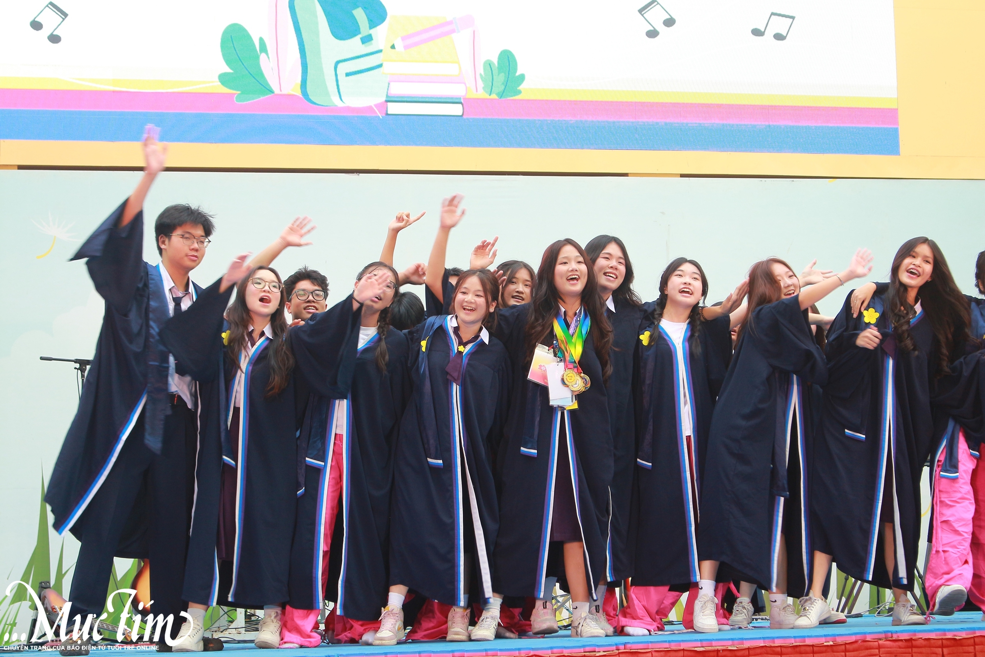 Học sinh Trường THPT Nguyễn Thị Minh Khai hát nhạc tự sáng tác trong lễ trưởng thành - Ảnh 4.