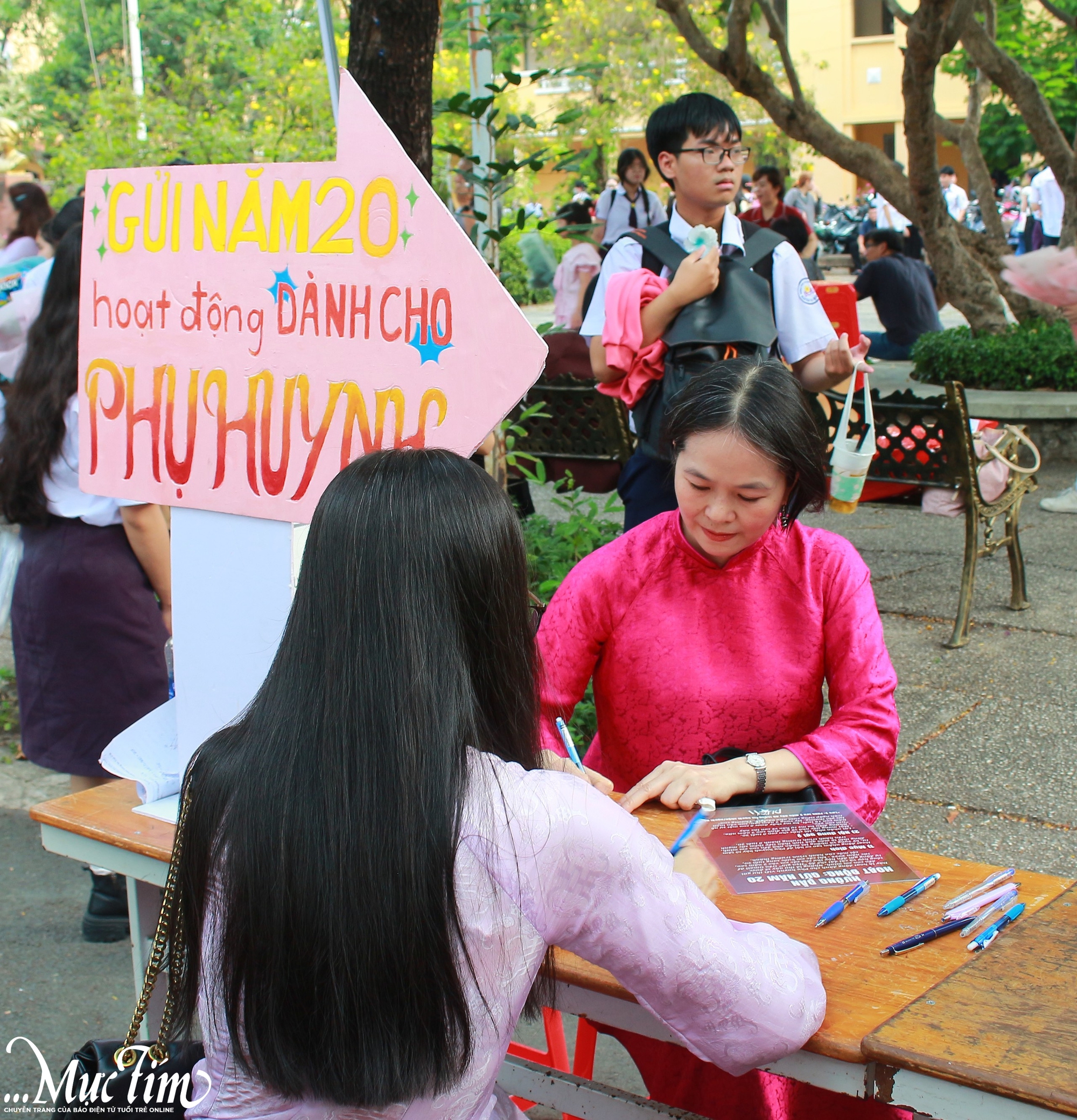 Học sinh Trường THPT Nguyễn Thị Minh Khai hát nhạc tự sáng tác trong lễ trưởng thành - Ảnh 7.