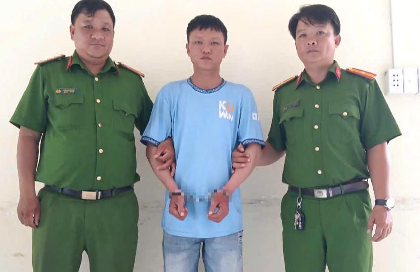 Cảnh sát tóm gọn kẻ cướp giật điện thoại trên đường Tỉnh lộ 10 chỉ sau 30 phút - Ảnh 1. cướp - Ảnh 1.