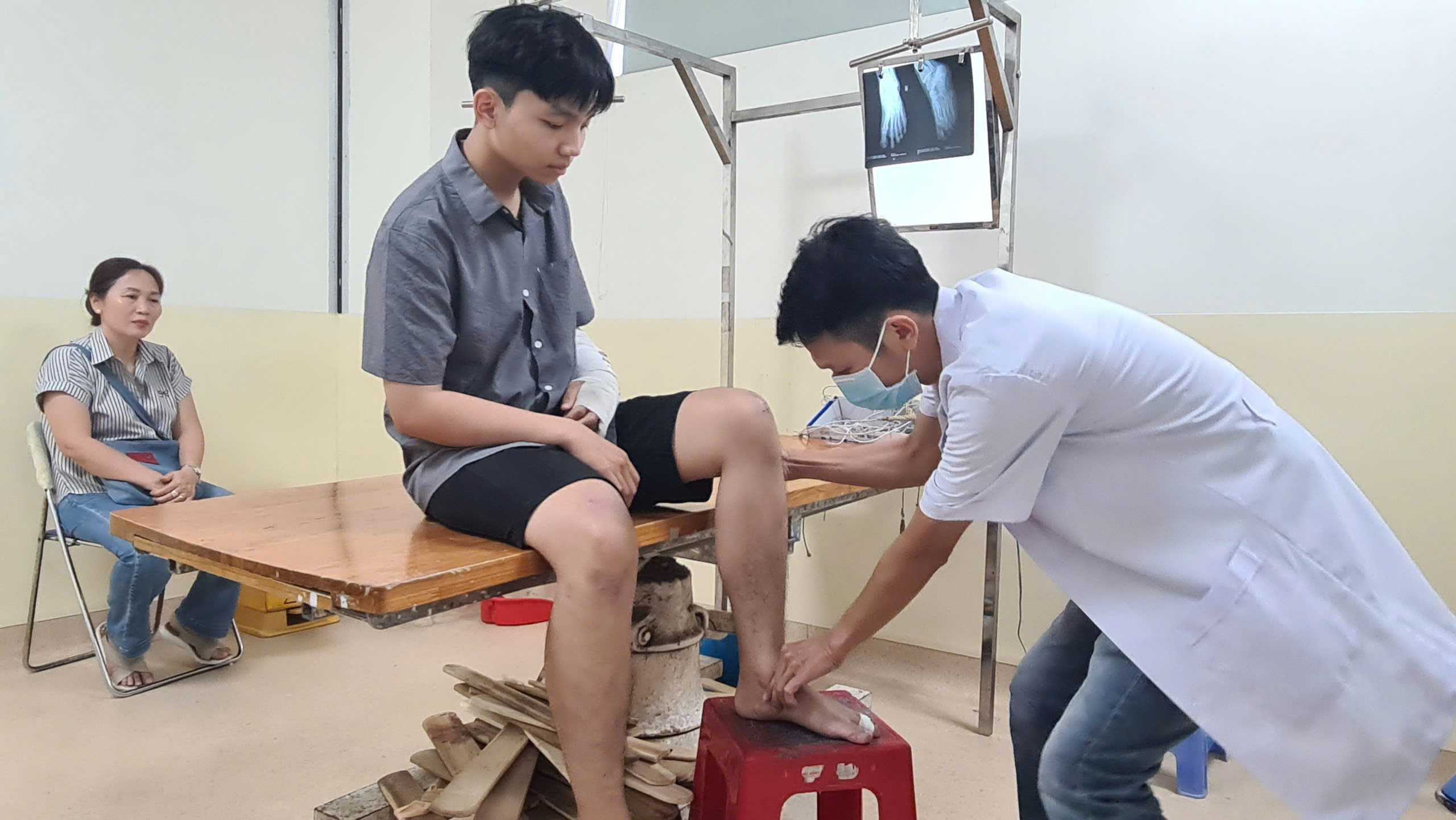 Người mẹ viết thư cảm ơn sau khi con trai thoát chết nhờ báo động đỏ liên viện - Ảnh 1.