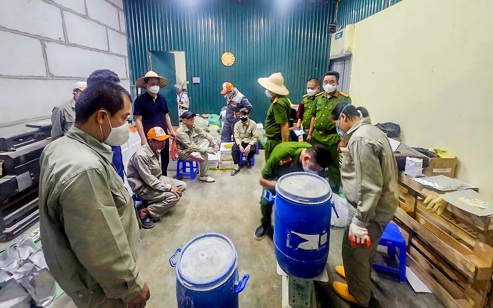 Phát hiện xưởng sản xuất thuốc diệt mối giả quy mô lớn - Ảnh 1.