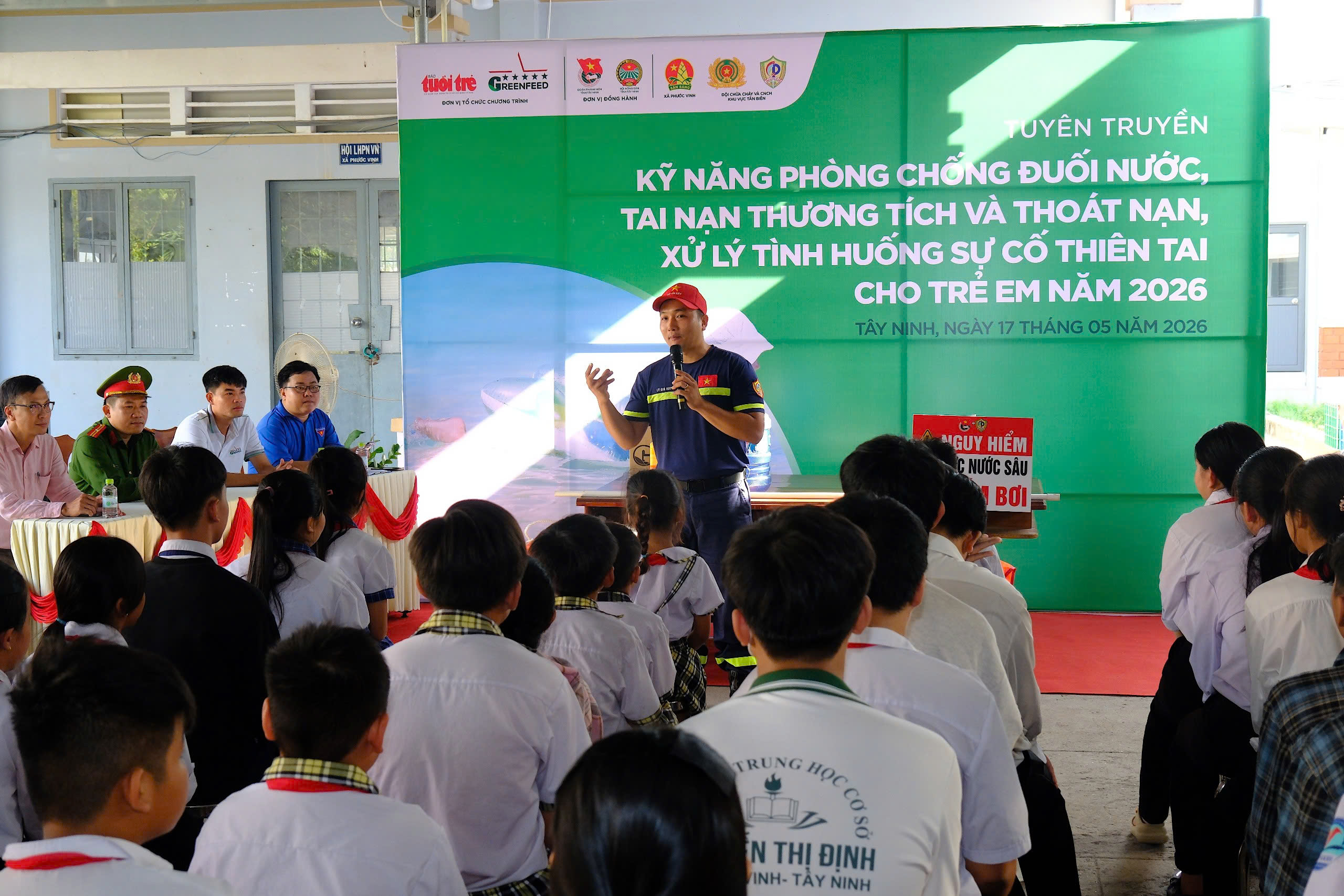 Hào hứng học chống đuối nước, xử lý tình huống thiên tai tại Tiếp sức nhà nông Tây Ninh - Ảnh 1.