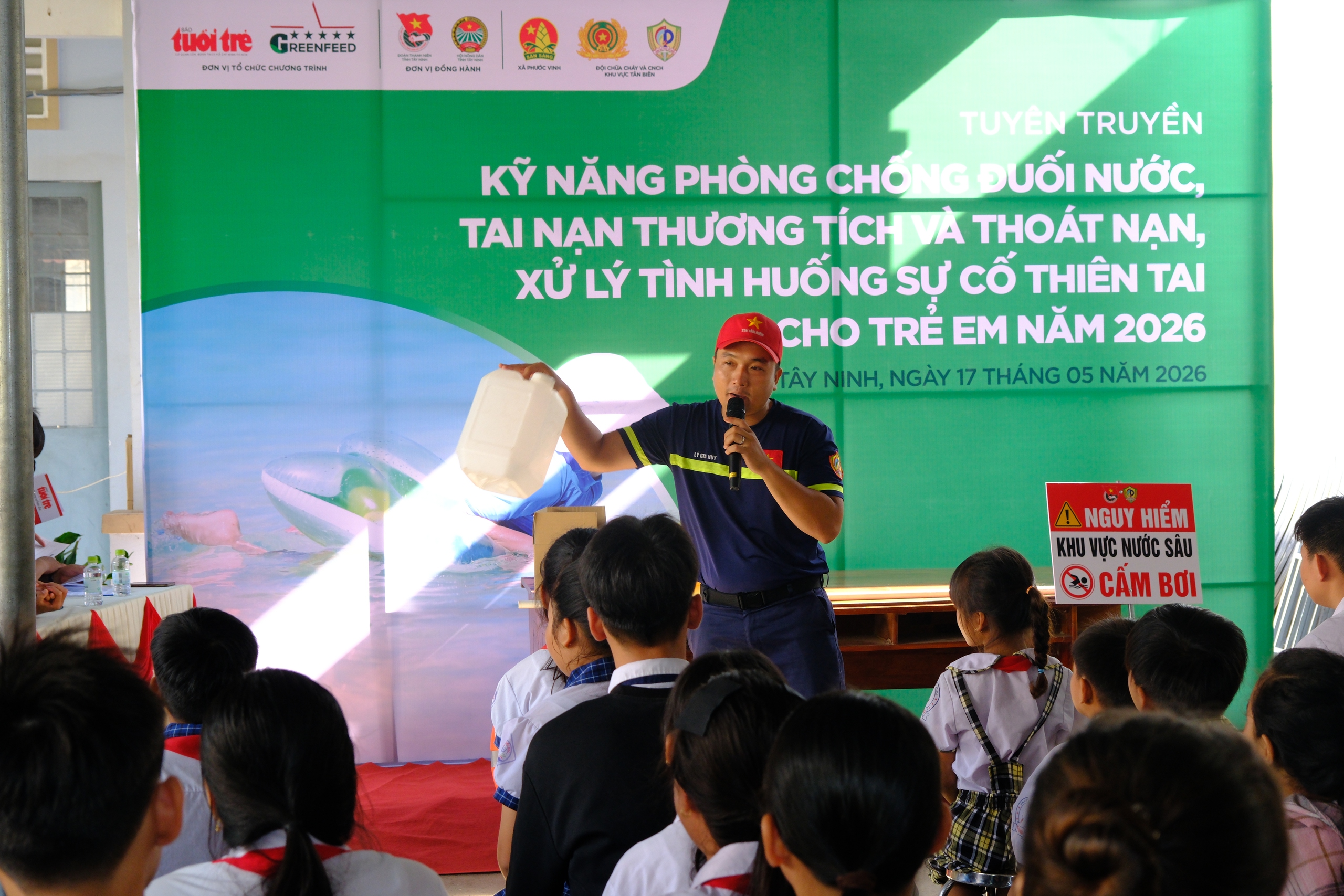 Hào hứng học chống đuối nước, xử lý tình huống thiên tai tại Tiếp sức nhà nông Tây Ninh - Ảnh 4.