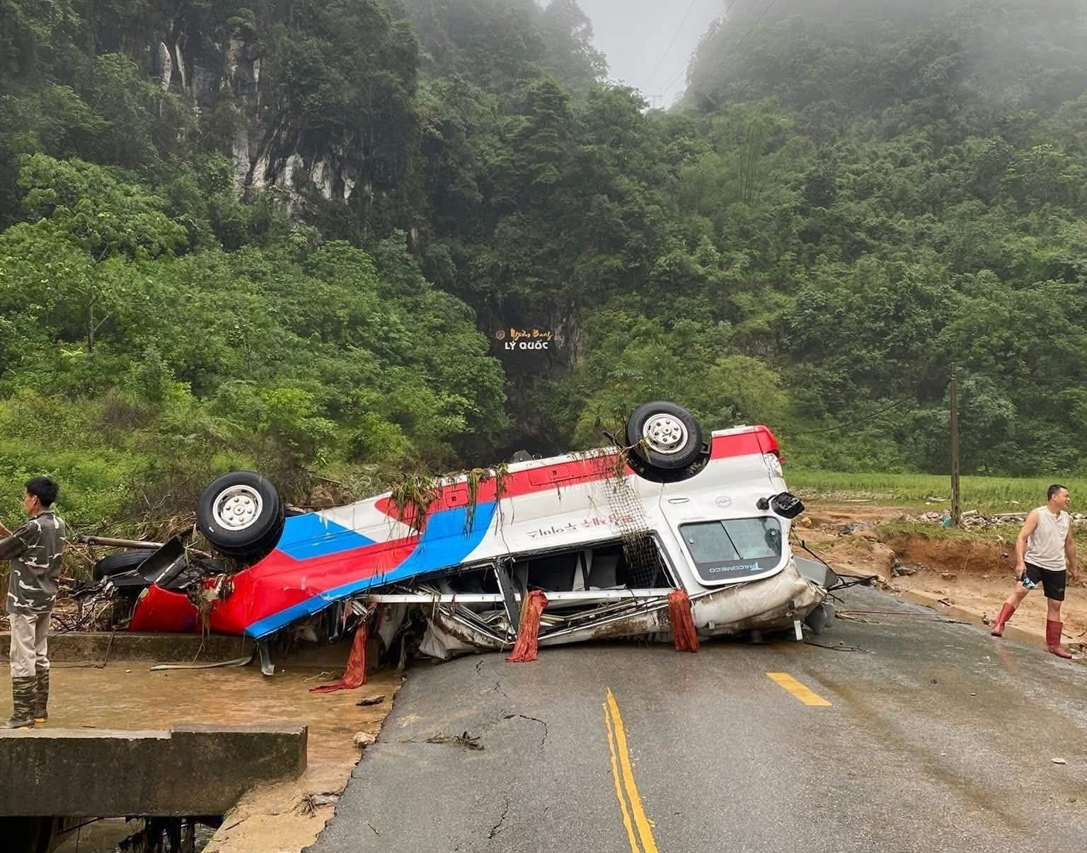 Hình ảnh mưa lũ cuốn trôi xe khách, tàn phá đường ở Cao Bằng - Ảnh 1.