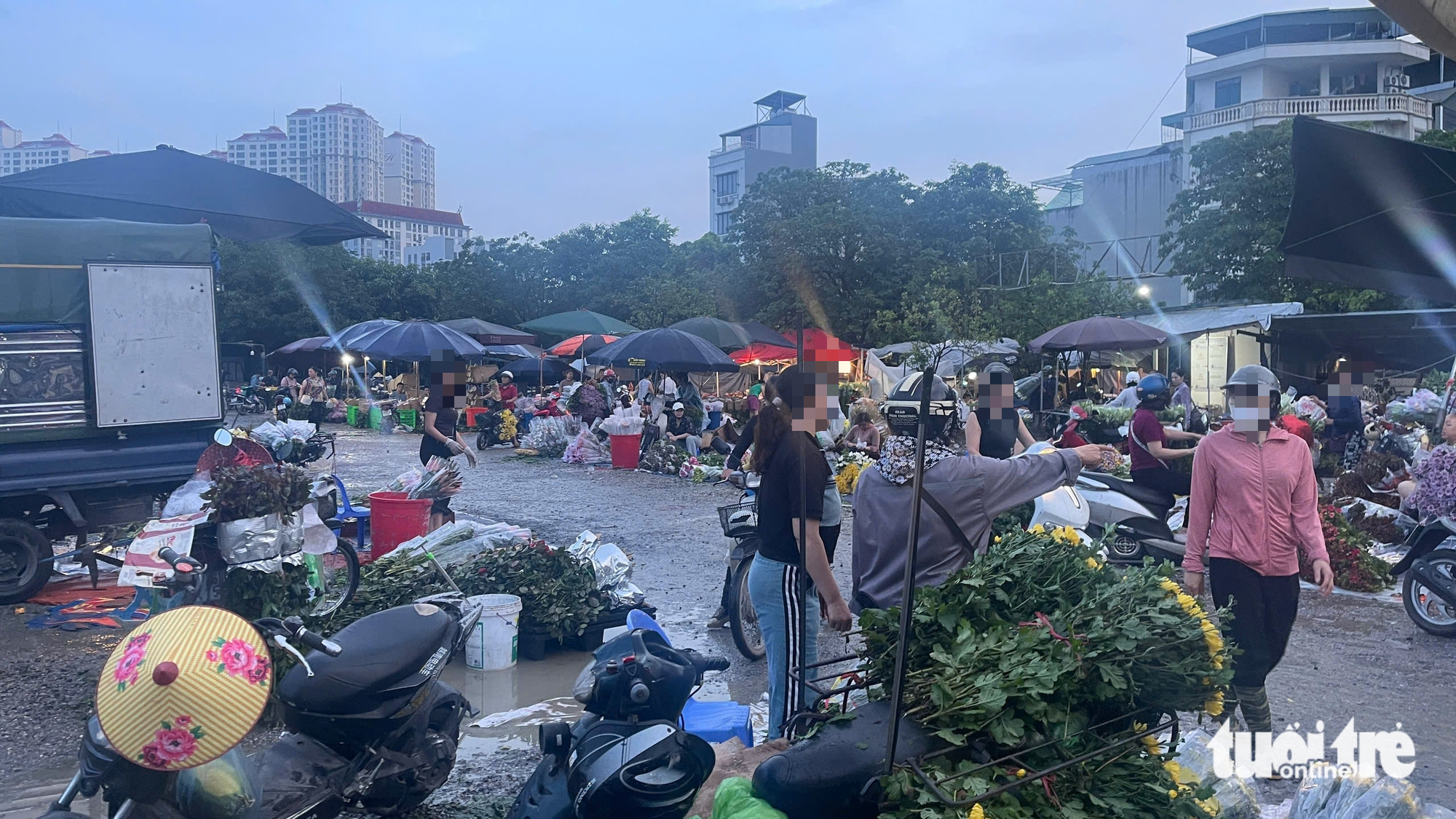 Chợ tự phát hoạt động náo nhiệt giữa khuya ở Hà Nội - Ảnh 1.