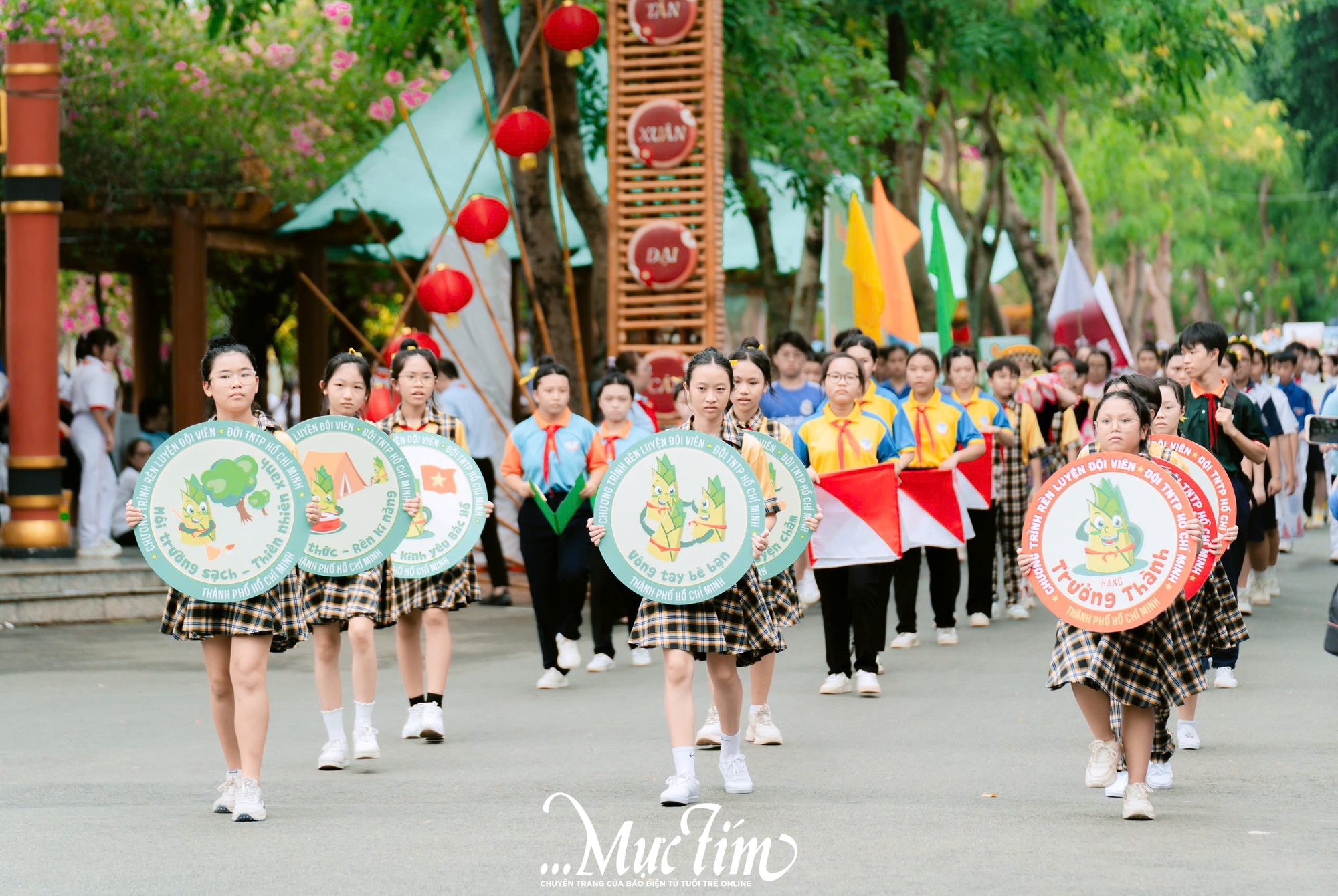 Đội viên TP.HCM diễu hành chào mừng kỷ niệm 85 năm Ngày thành lập Đội TNTP Hồ Chí Minh - Ảnh 1.
