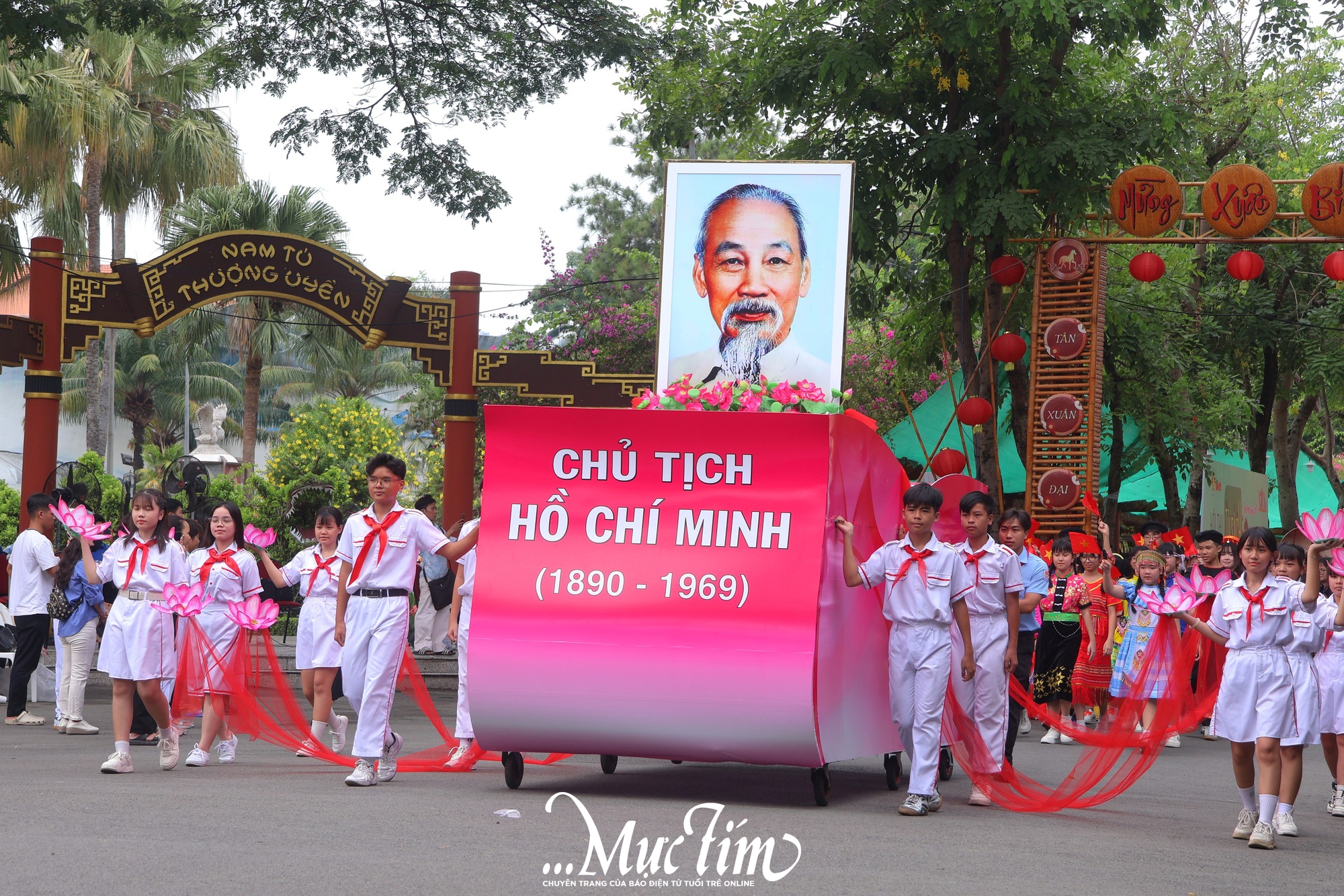 Đội viên TP.HCM diễu hành chào mừng kỷ niệm 85 năm Ngày thành lập Đội TNTP Hồ Chí Minh - Ảnh 2.