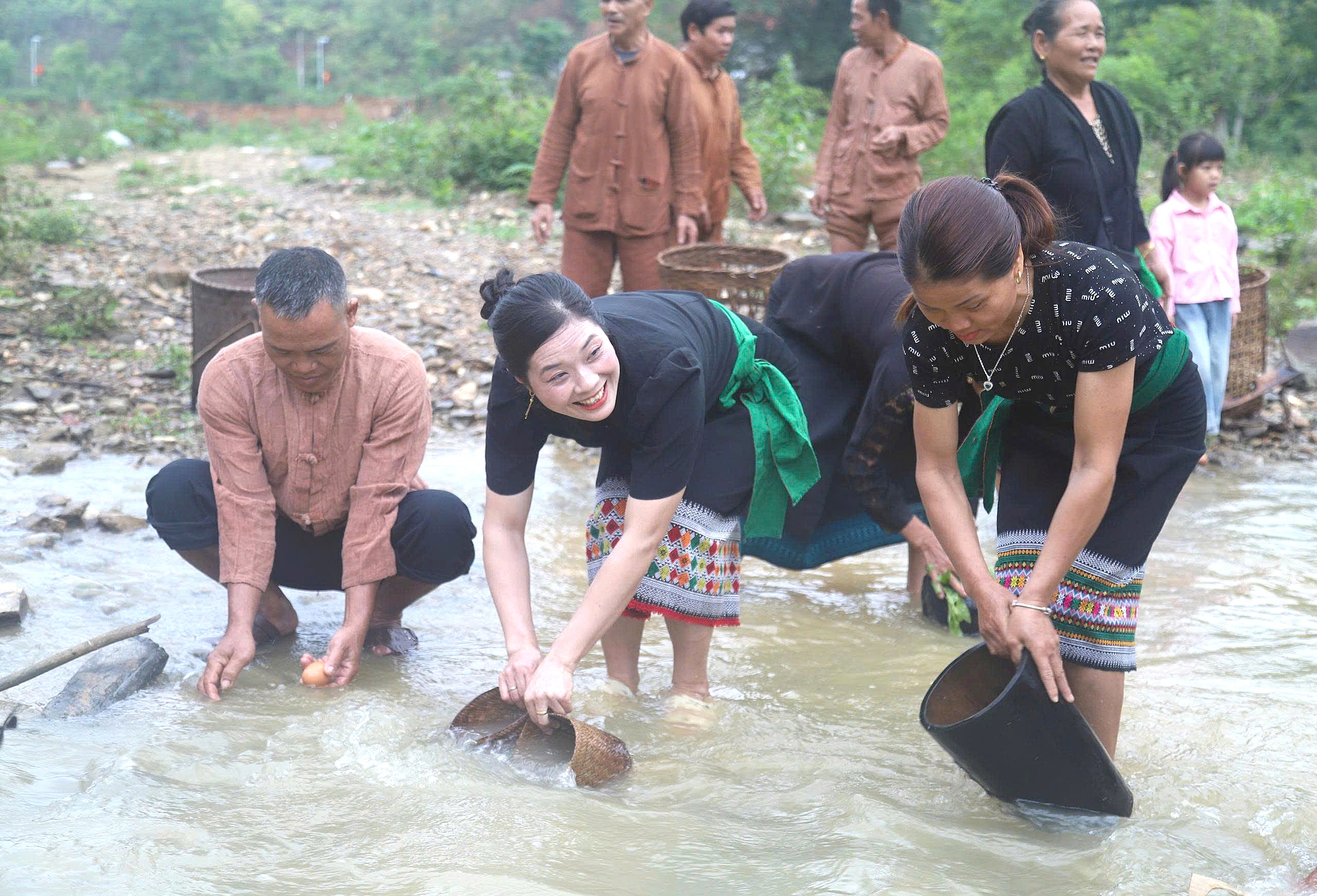Người Ơ Đu - Ảnh 2.