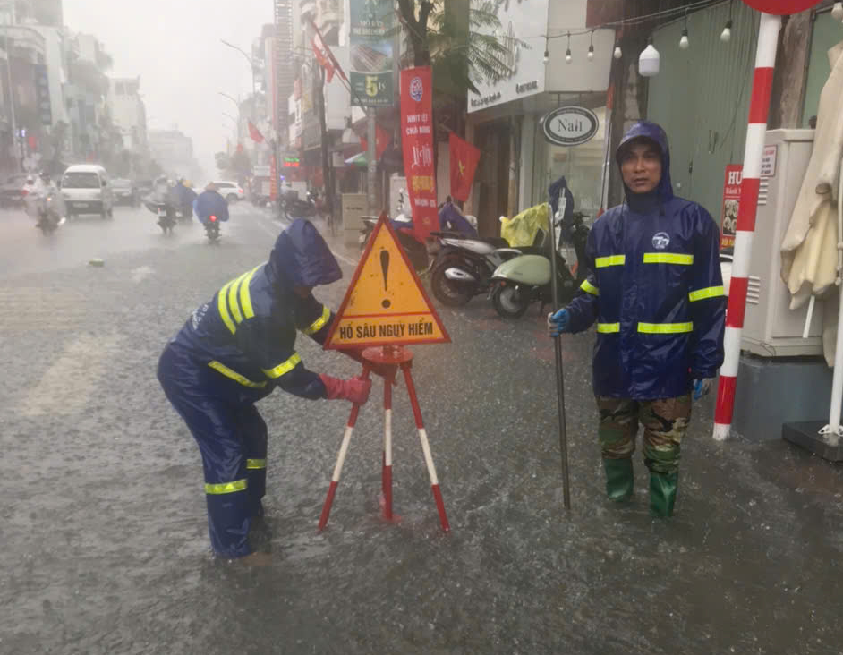 Mưa lớn biến nhiều tuyến đường ở Hải Phòng, Quảng Ninh thành sông - Ảnh 1.