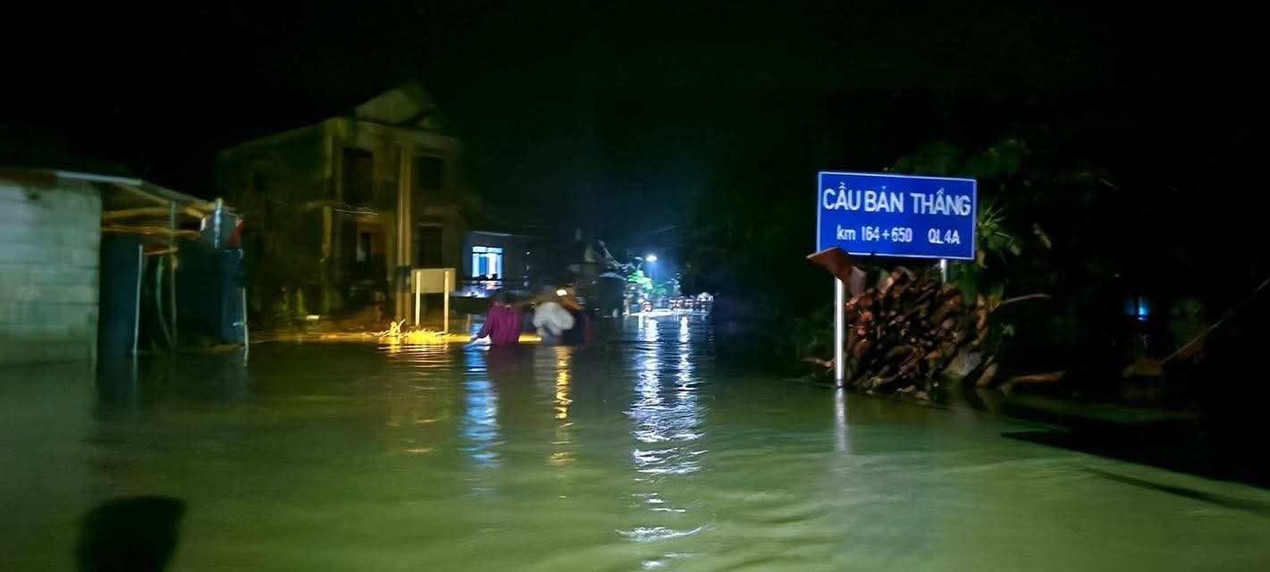 Hình ảnh mưa lũ cuốn trôi xe khách, tàn phá đường ở Cao Bằng - Ảnh 4.