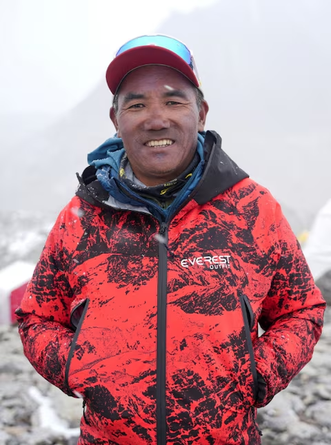 Nepali Sherpa scales Mount Everest for a record 32nd time - Ảnh 1.