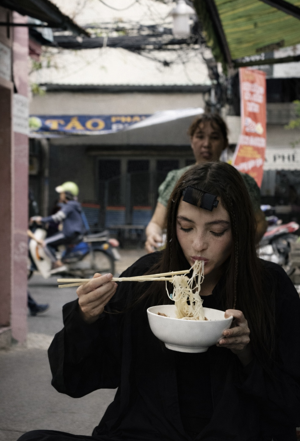 Russian English teacher finds ‘one big family’ in Vietnam through everyday moments- Ảnh 9.