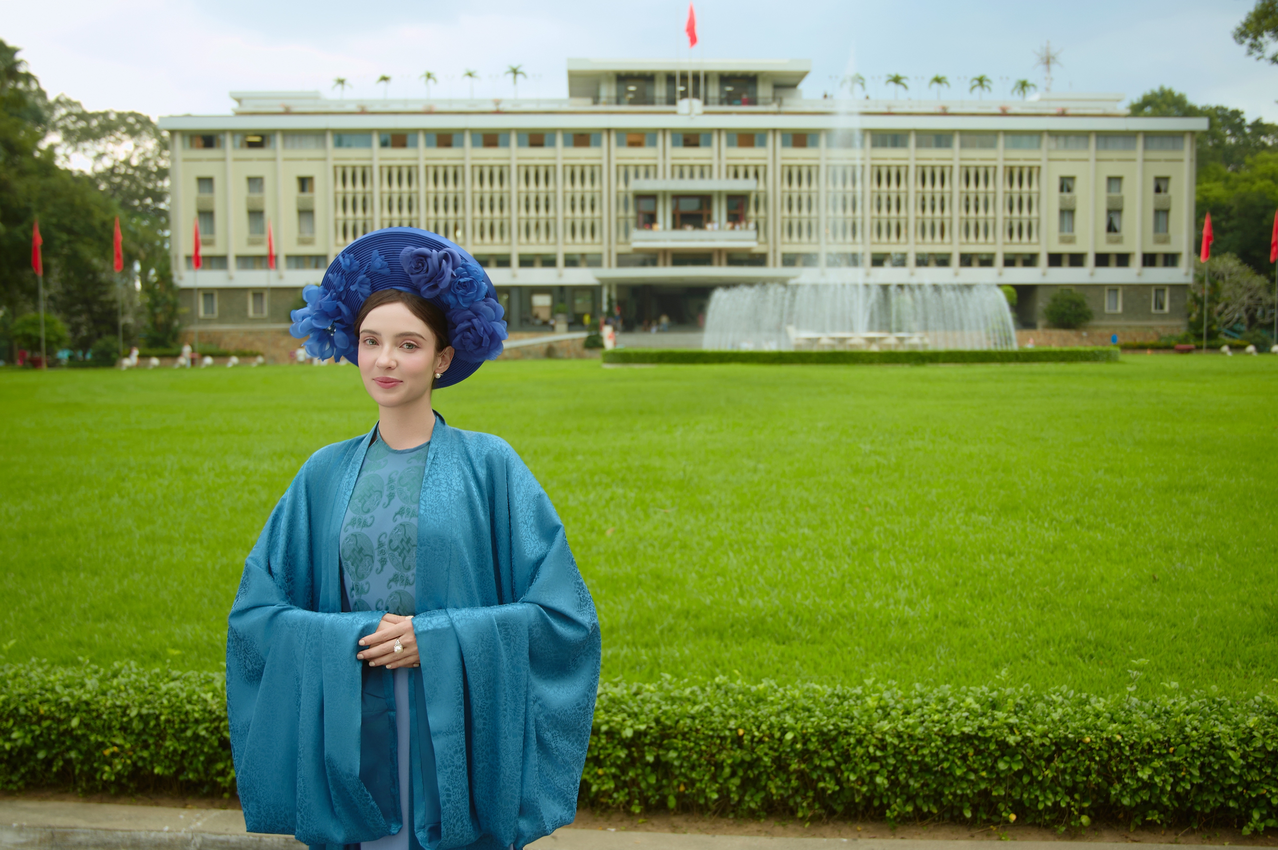Russian English teacher finds ‘one big family’ in Vietnam through everyday moments- Ảnh 1.