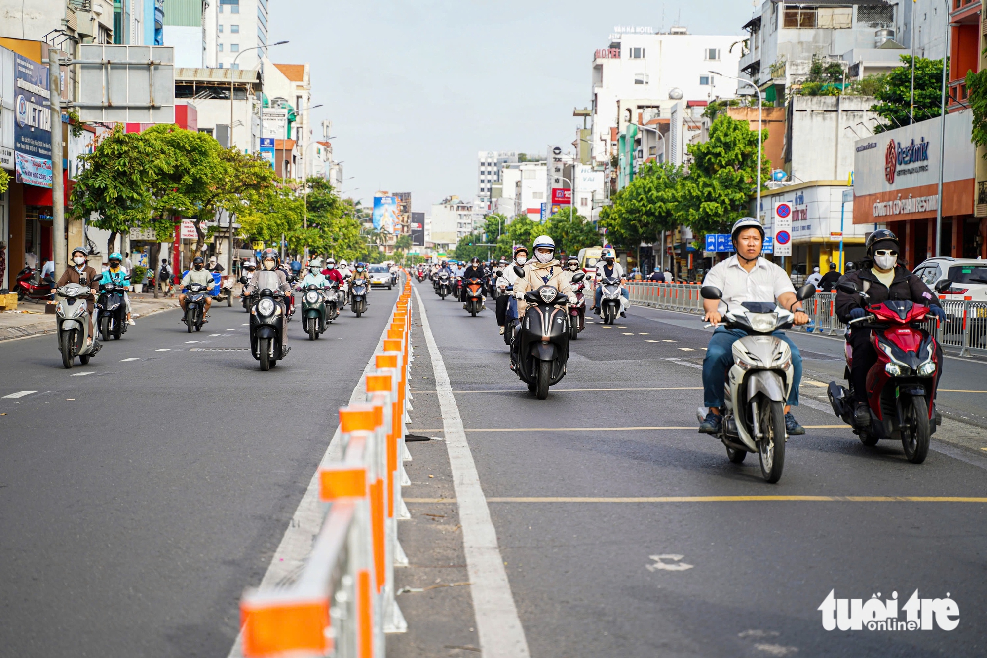 Đường Cộng Hòa thoáng hơn trong sáng đầu tuần sau 3 ngày mở làn đảo chiều - Ảnh 3.