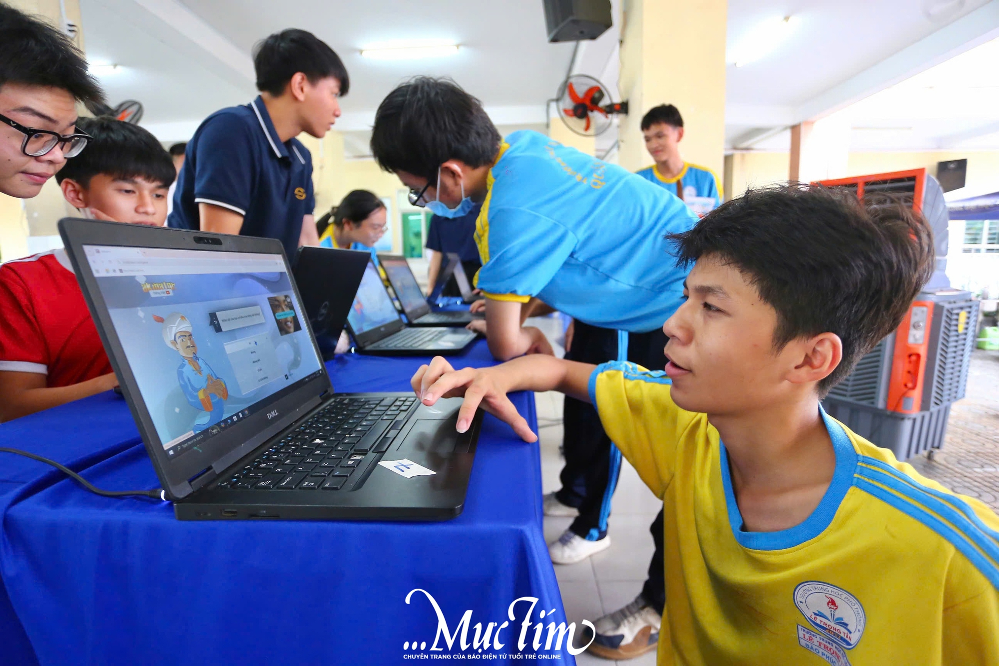 Vượt 8 trạm thử thách, học sinh Trường THPT Lê Trọng Tấn 'unbox' nhiều kiến thức bổ ích- Ảnh 1. Vượt 8 trạm thử thách, học sinh Trường THPT Lê Trọng Tấn 'unbox' nhiều kiến thức bổ ích- Ảnh 1.