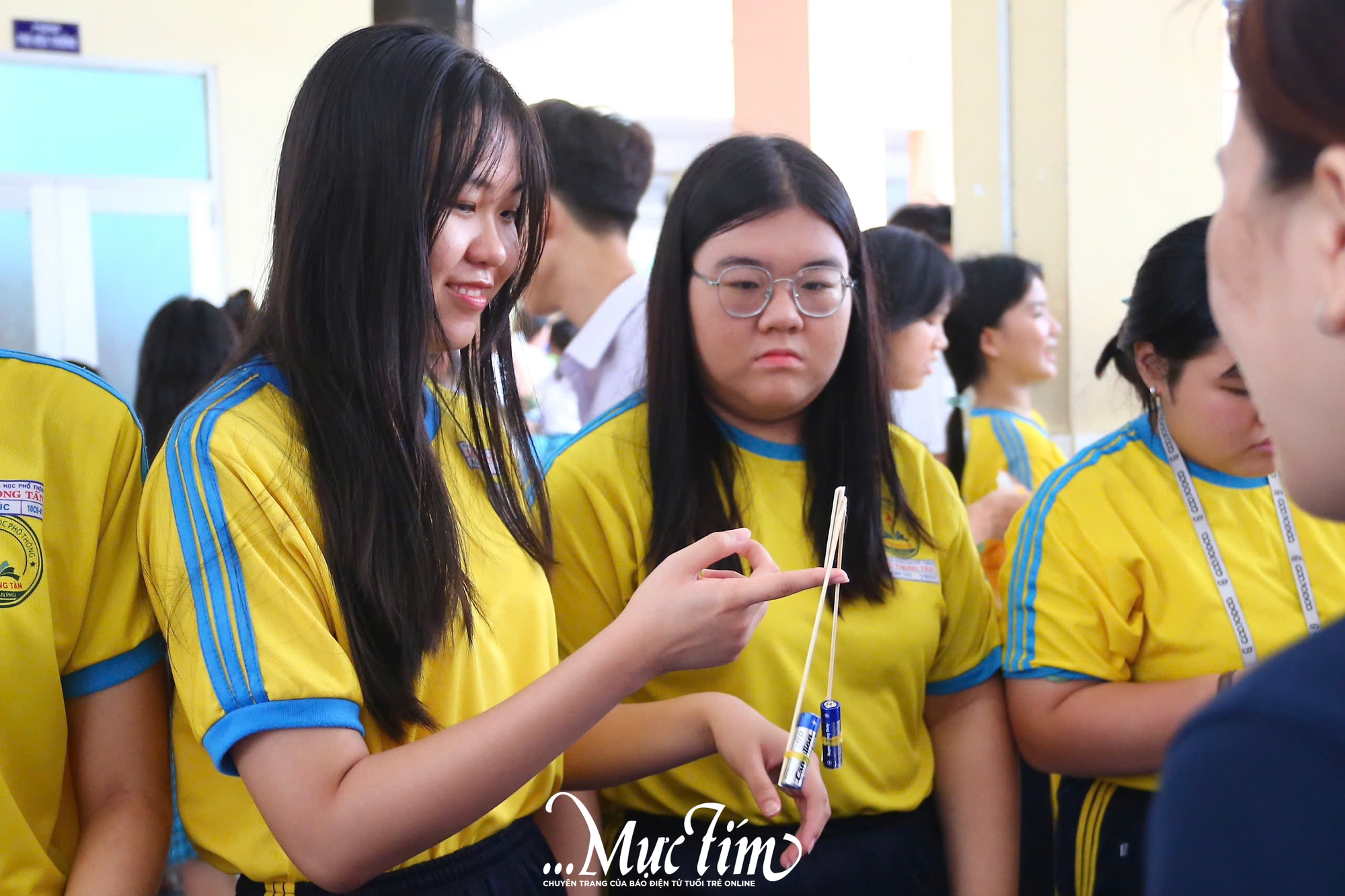 Vượt 8 trạm thử thách, học sinh Trường THPT Lê Trọng Tấn 'unbox' nhiều kiến thức bổ ích- Ảnh 2. Vượt 8 trạm thử thách, học sinh Trường THPT Lê Trọng Tấn 'unbox' nhiều kiến thức bổ ích- Ảnh 2.