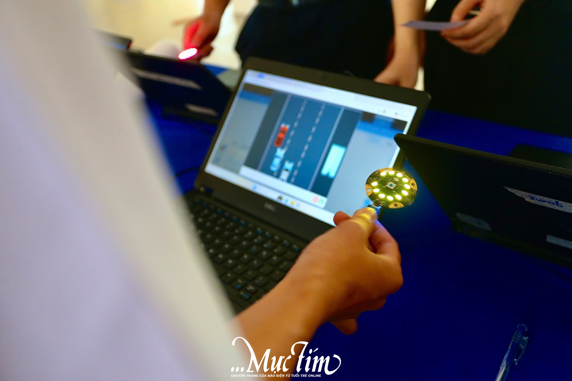 Vượt 8 trạm thử thách, học sinh Trường THPT Lê Trọng Tấn 'unbox' nhiều kiến thức bổ ích- Ảnh 3. Vượt 8 trạm thử thách, học sinh Trường THPT Lê Trọng Tấn 'unbox' nhiều kiến thức bổ ích- Ảnh 3.